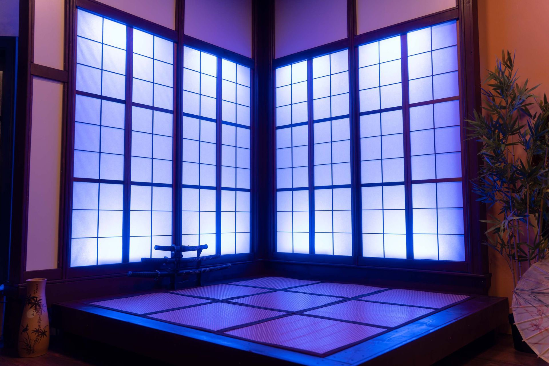 Tatami-Raum mit niedrigem Tisch in blauer und lila Farbbeleuchtung