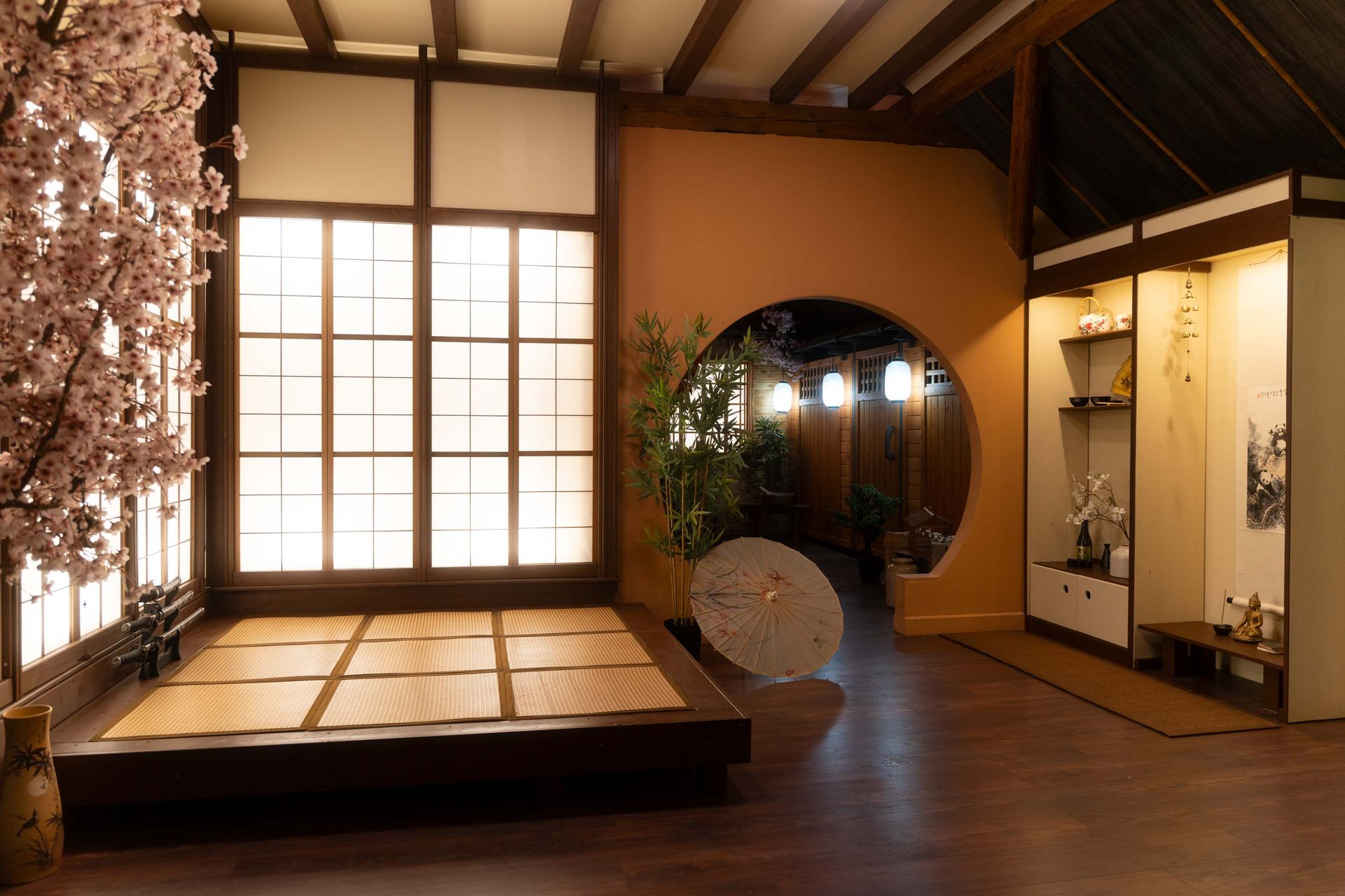 Japanisches Zimmer Traditionelles Japanisches Zimmer mit Papierwänden und traditionellen Möbeln