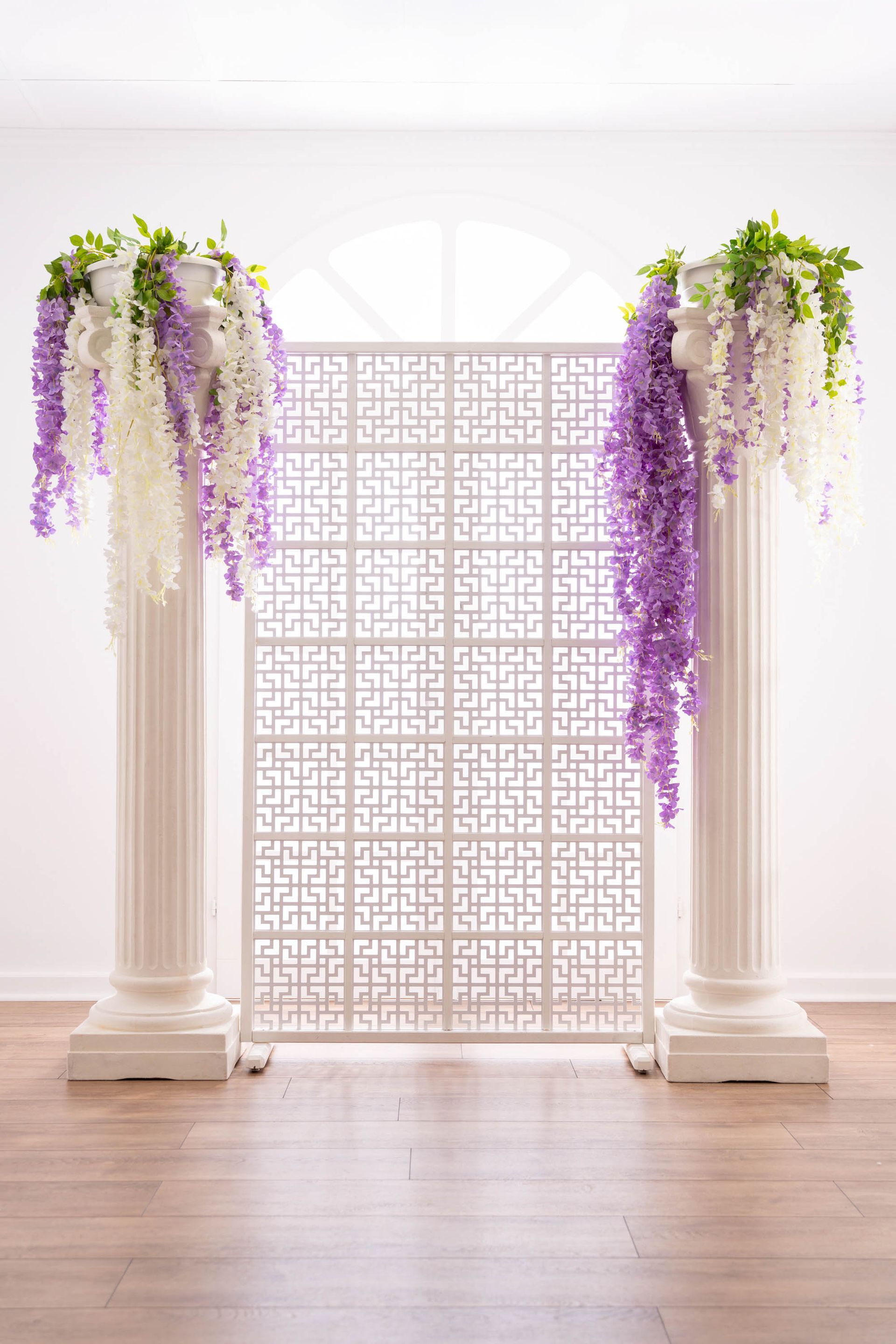 Mietstudio weißer Raum Studio zum mieten für Cosplay Fotografie. Säulen mit Blumen und Ornament-Hintergrund.