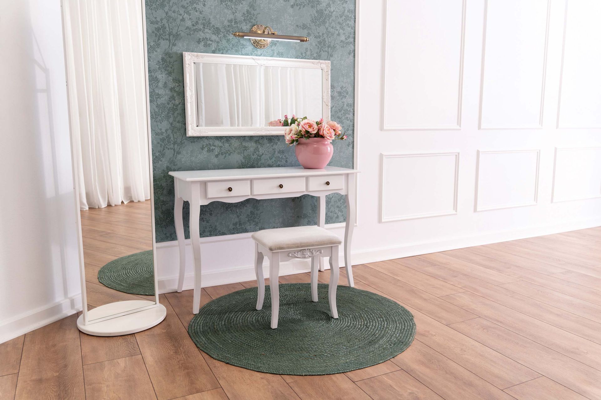 Mietstudio weißer Raum Studio zum mieten für Cosplay Fotografie. Schminktisch mit Spiegel und Barockwand.