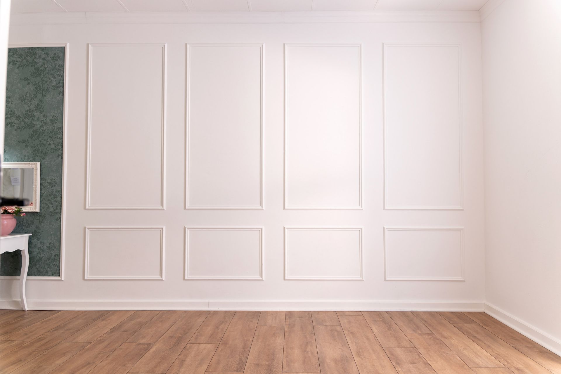 Mietstudio weißer Raum Studio zum mieten für Cosplay Fotografie. Große Barockwand.