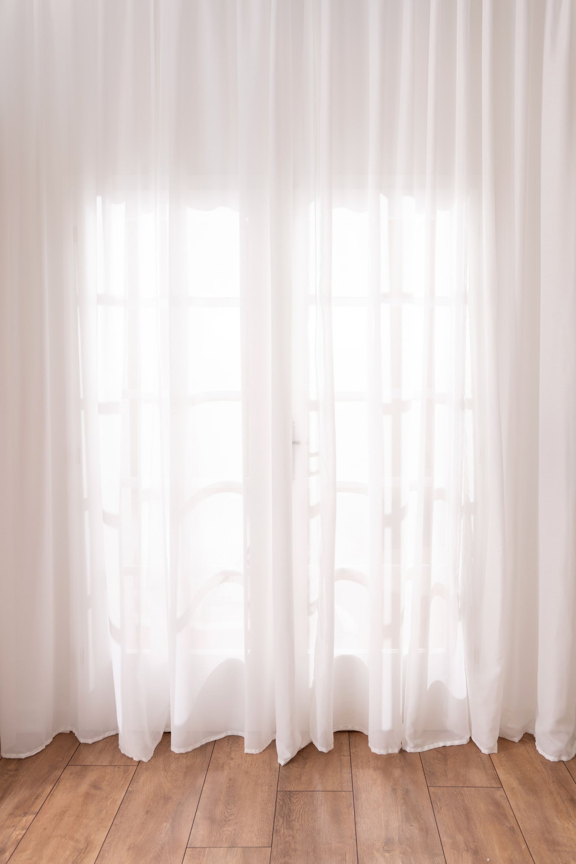 Mietstudio weißer Raum Studio zum mieten für Cosplay Fotografie. Beleuchtetes Fenster mit Vorhang.