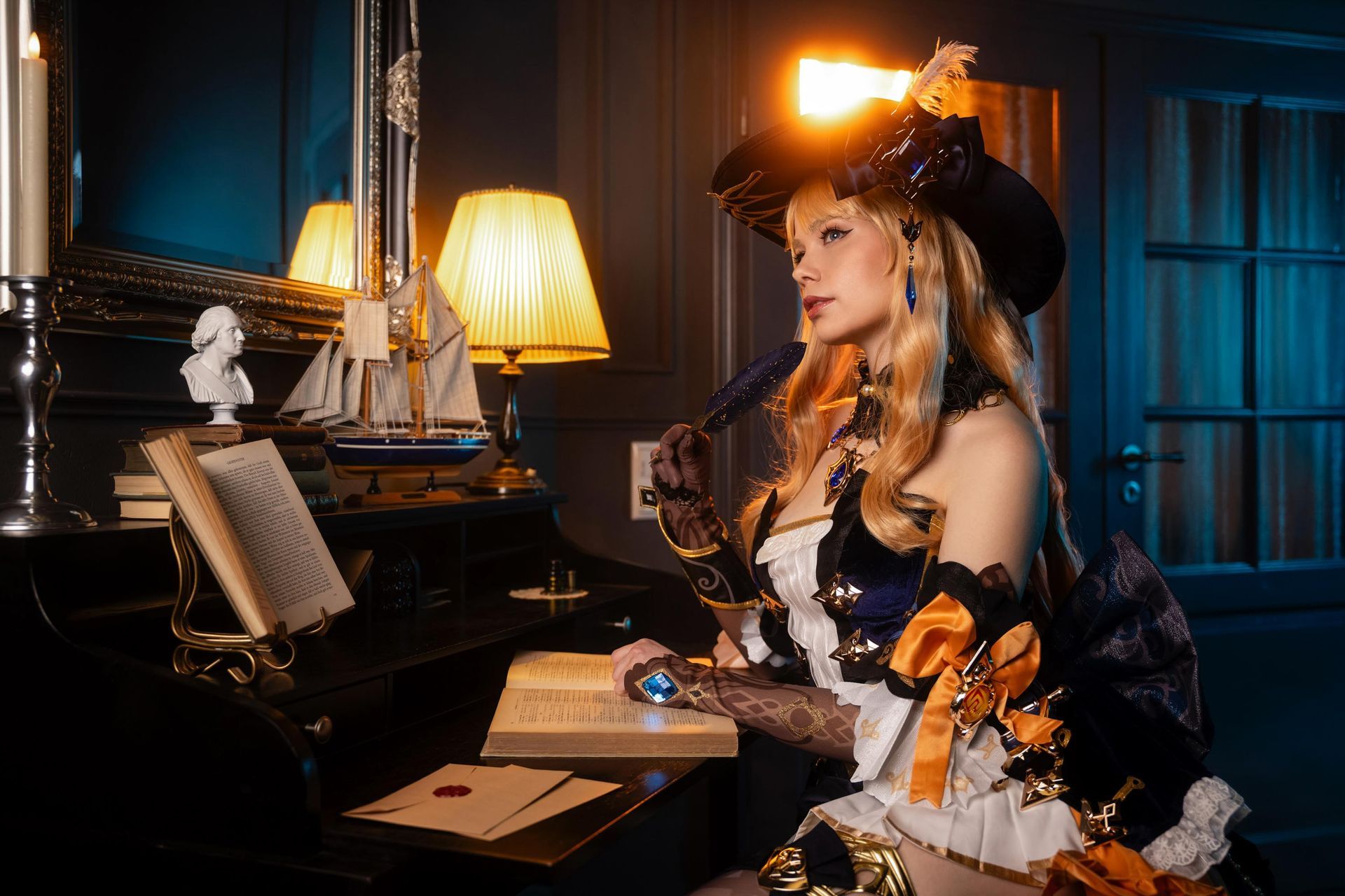 Frau in elegantem Outfit mit Hut steht neben einem Klavier