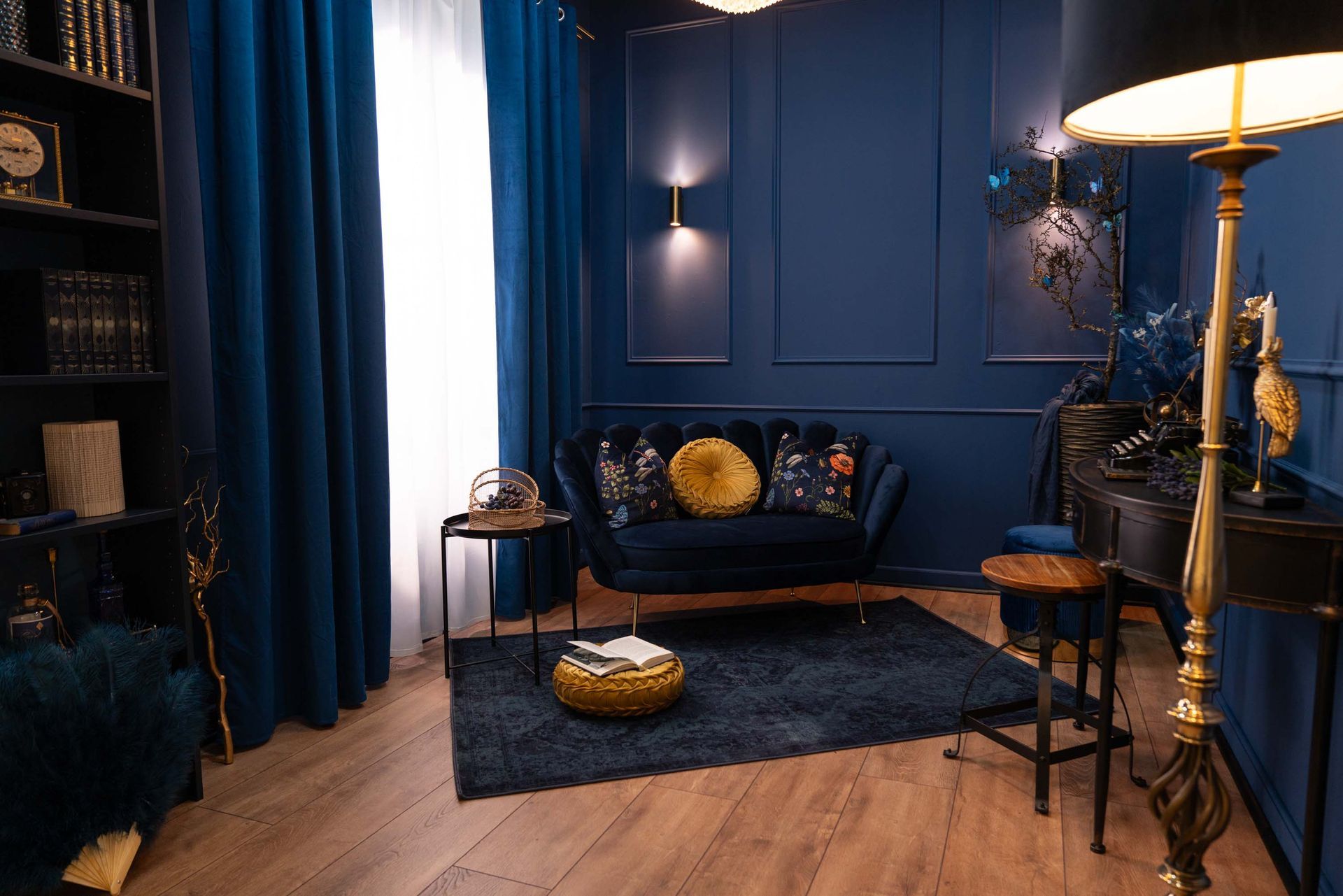 Mietstudio STUDIO 1 blauer Raum, Fotostudio mieten mit beleuchtetes Fenster und Sofa für Cosplay und Fotografie