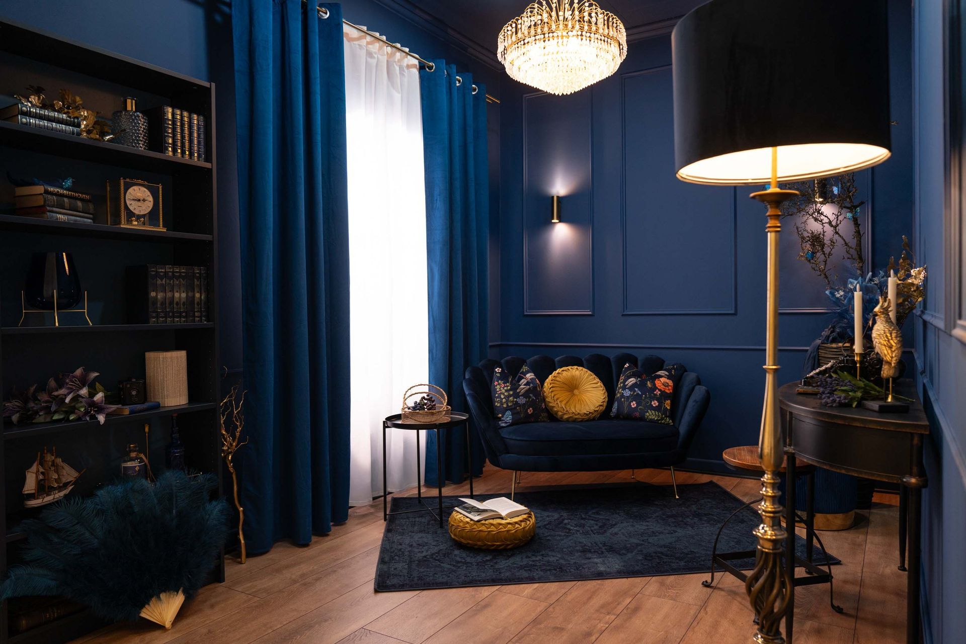 Mietstudio STUDIO 1 blauer Raum, Fotostudio mieten mit beleuchtetes Fenster, Sofa und Bücherregal für Cosplay und Fotografie