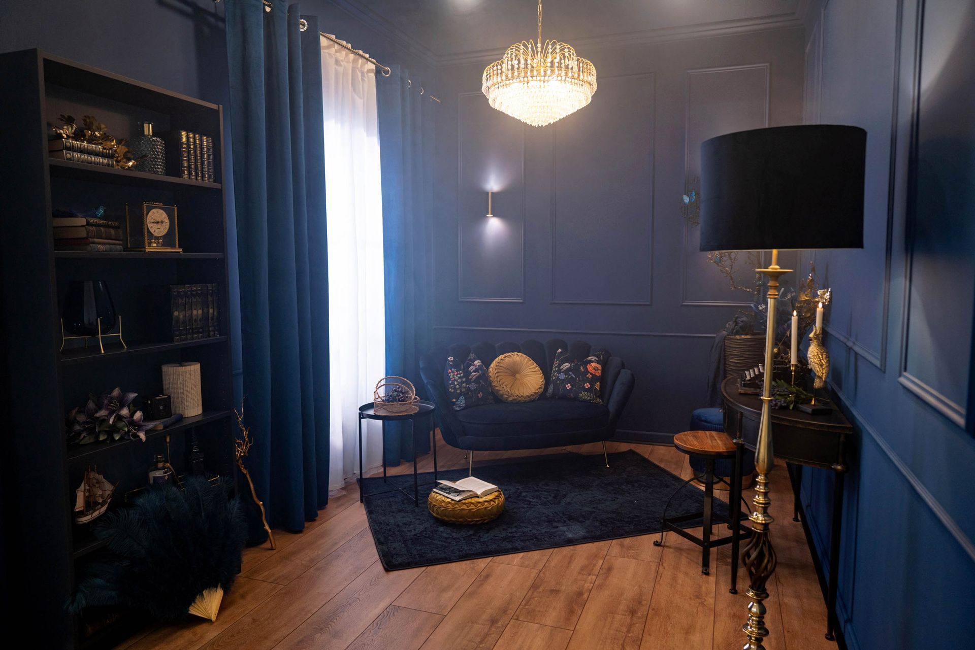 Nahaufnahme eines antiken Schreibtisches mit Schreibmaschine, Kerzen und blauen Blumen – detailreiches Vintage-Setting.