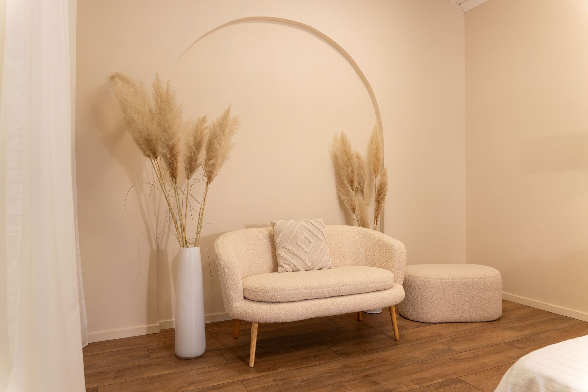 Mietstudio STUDIO 1 Schlafzimmer im Boho-Stil, Fotostudio mieten mit Sofa im Rundbogen für Cosplay und Fotografie