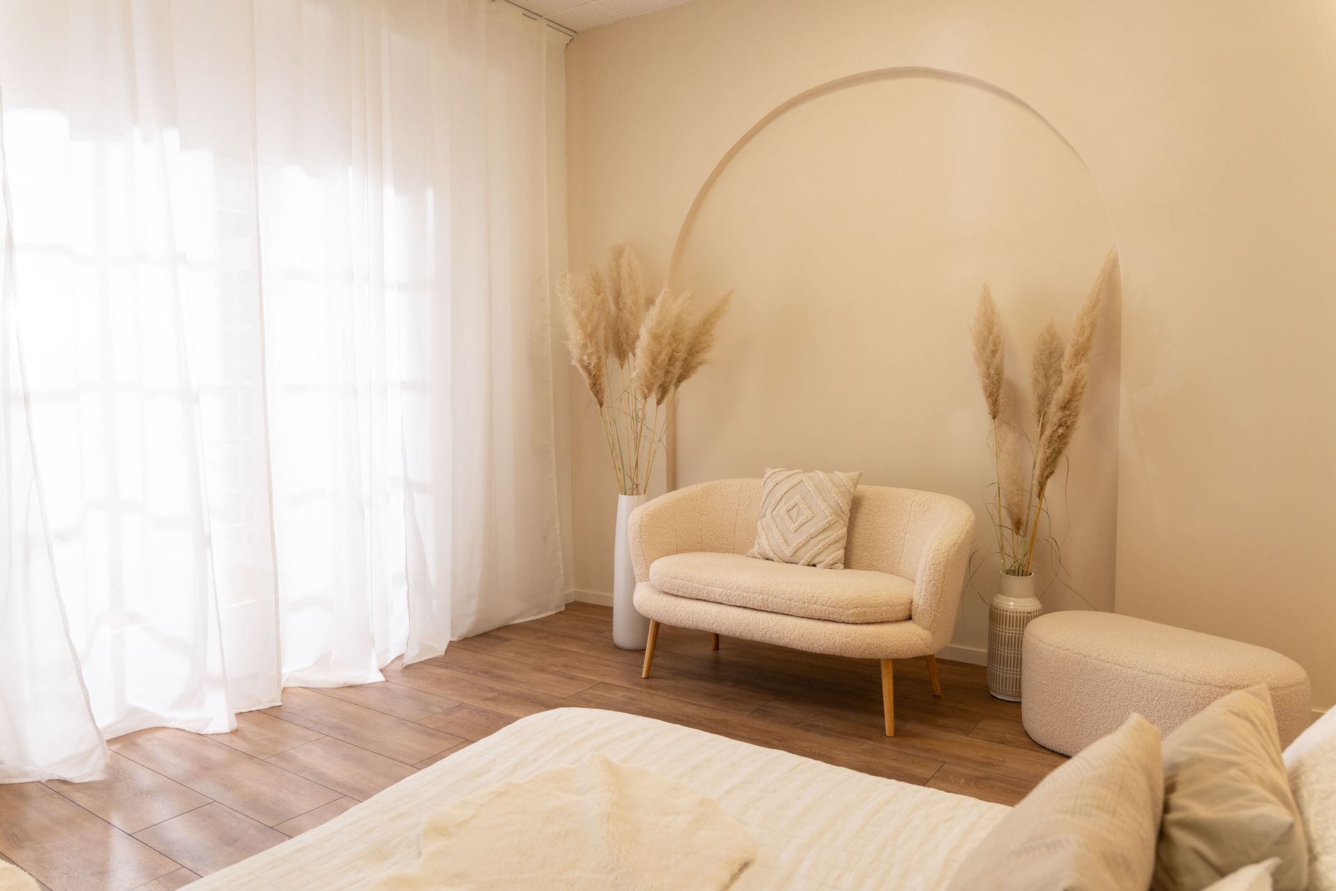 Mietstudio STUDIO 1 Schlafzimmer im Boho-Stil, Fotostudio mieten mit beleuchtbarer Fensterwand mit Vorhang für Cosplay und Fotografie