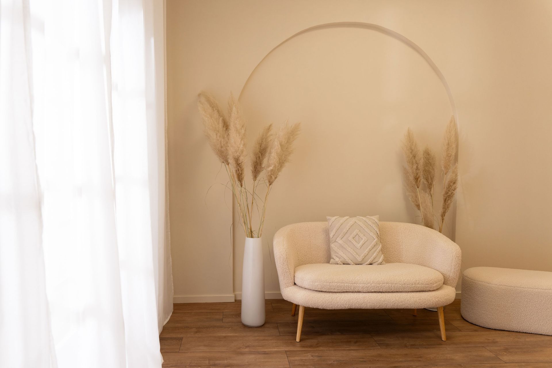 Mietstudio STUDIO 1 Schlafzimmer im Boho-Stil, Fotostudio mieten mit beleuchtbarer Fensterwand mit Vorhang und Sofa im Rundbogen für Cosplay und Fotografie