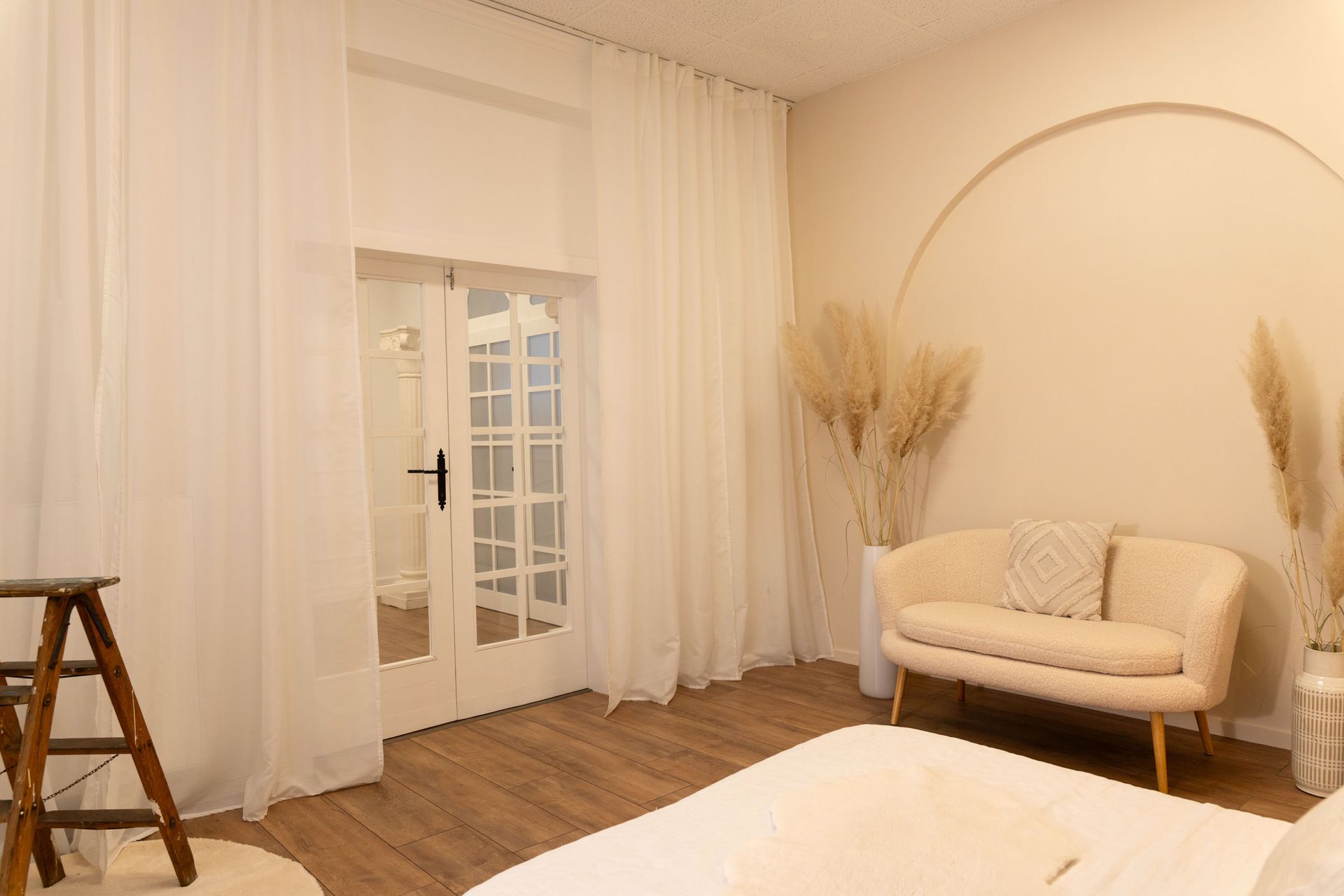 Mietstudio STUDIO 1 Schlafzimmer im Boho-Stil, Fotostudio mieten mit Glastür für Cosplay und Fotografie