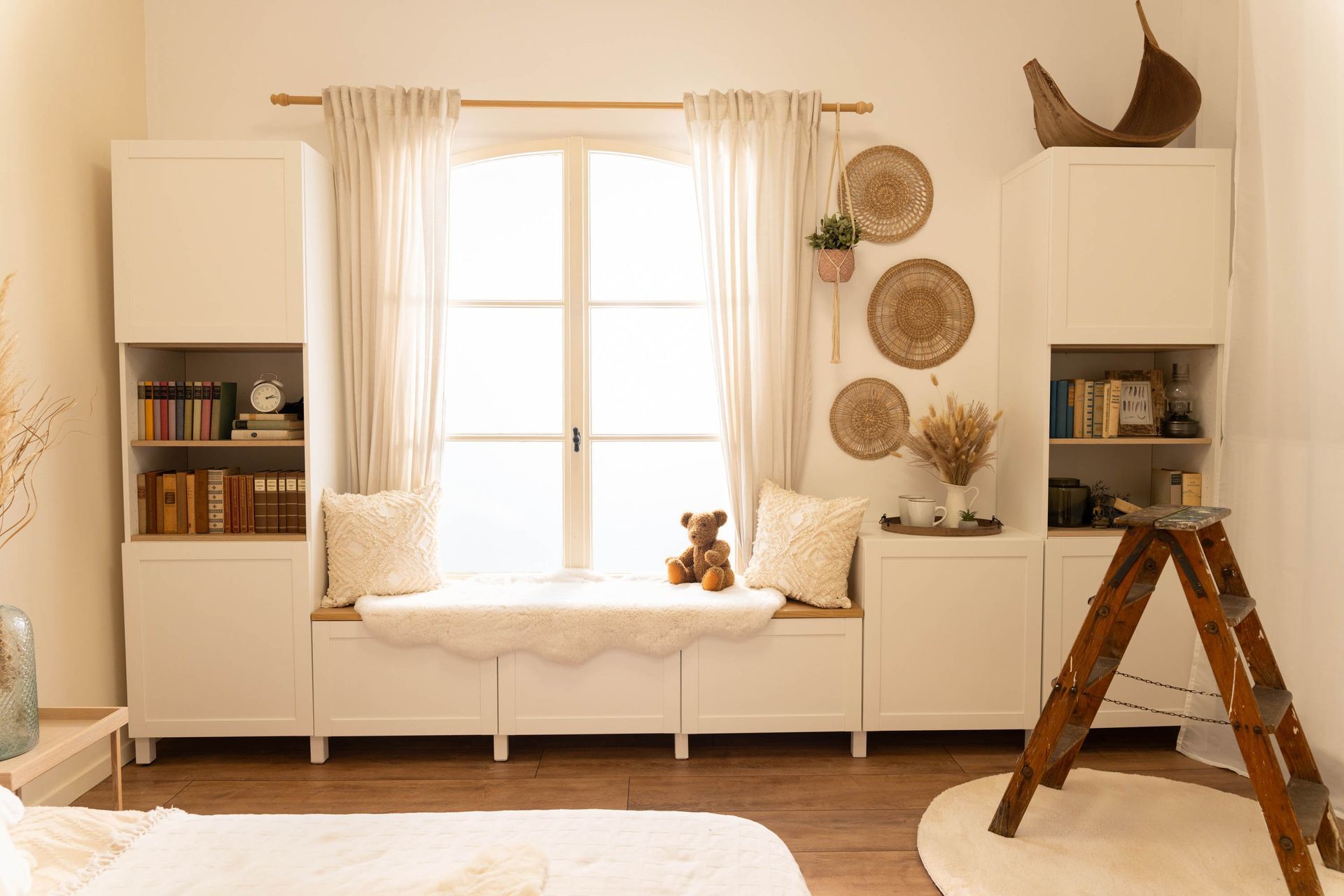 Heller cremefarbener Raum mit Bett, Fenster und Wanddeko – luftige und romantische Fotografie-Location.