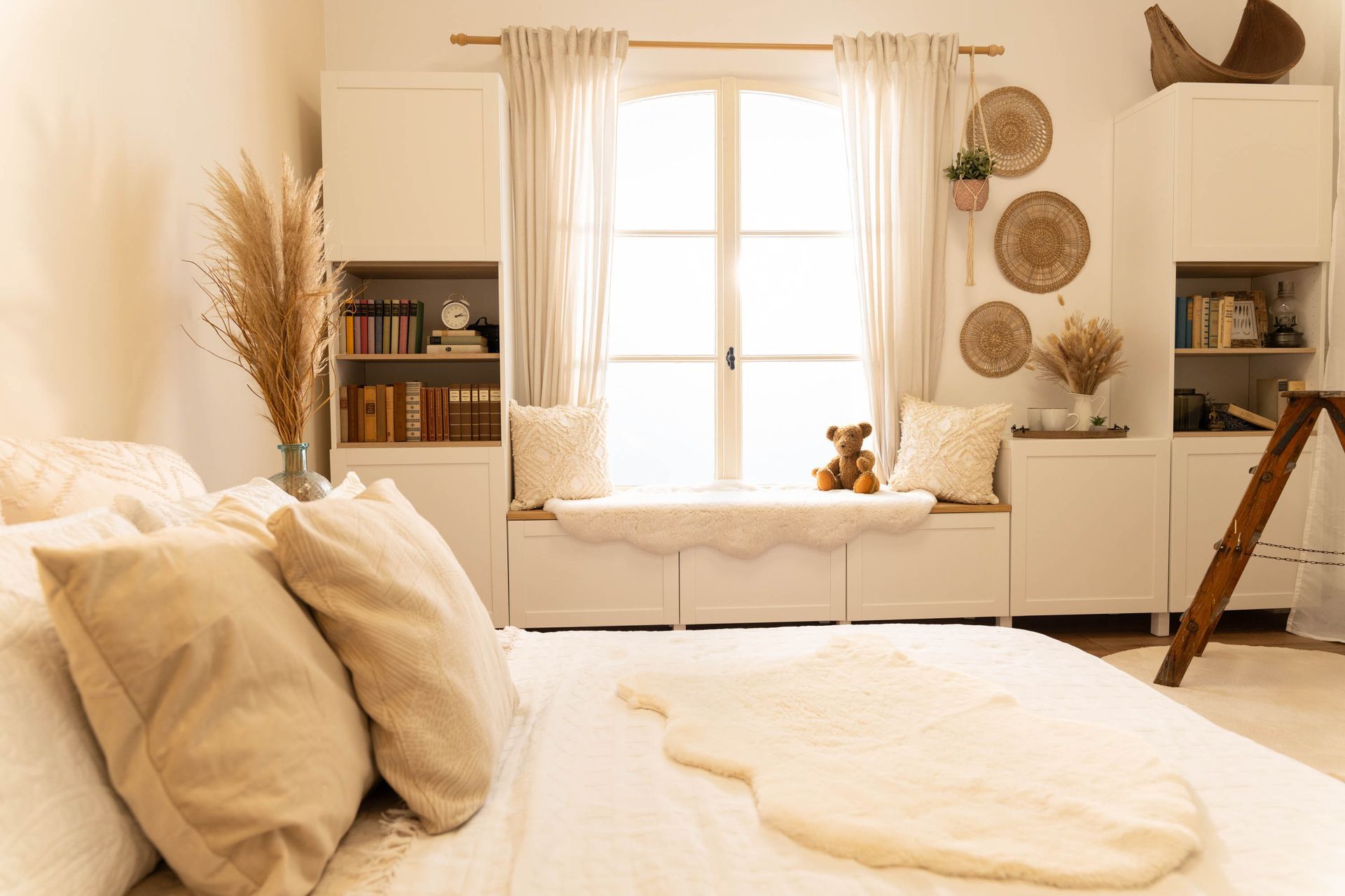 Mietstudio STUDIO 1 Schlafzimmer im Boho-Stil mit Fensterbank beleuchtbar für Cosplay und Fotografie