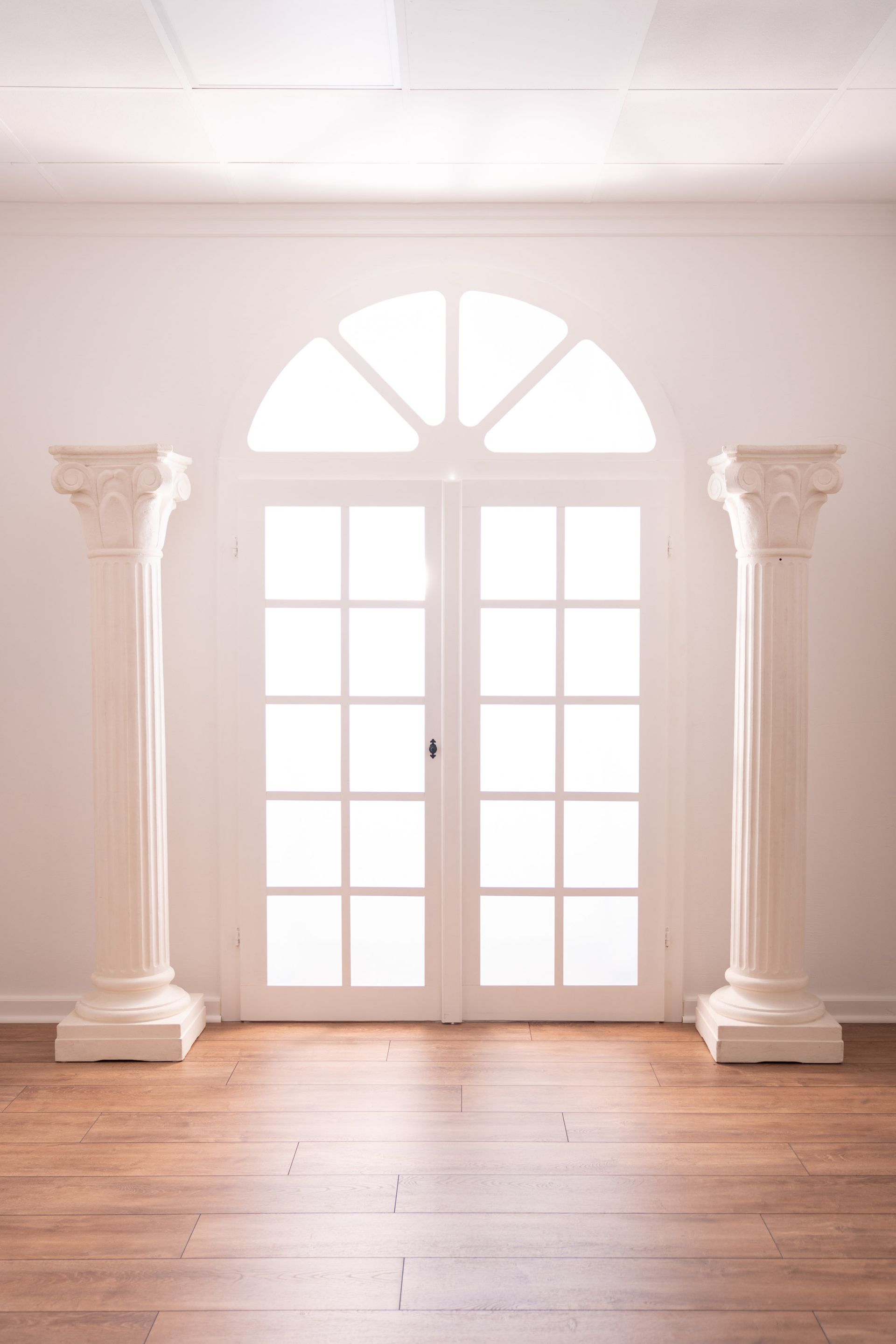 Mietstudio weißer Raum Studio zum mieten für Cosplay Fotografie. Säulen am großen weißen Fenster.