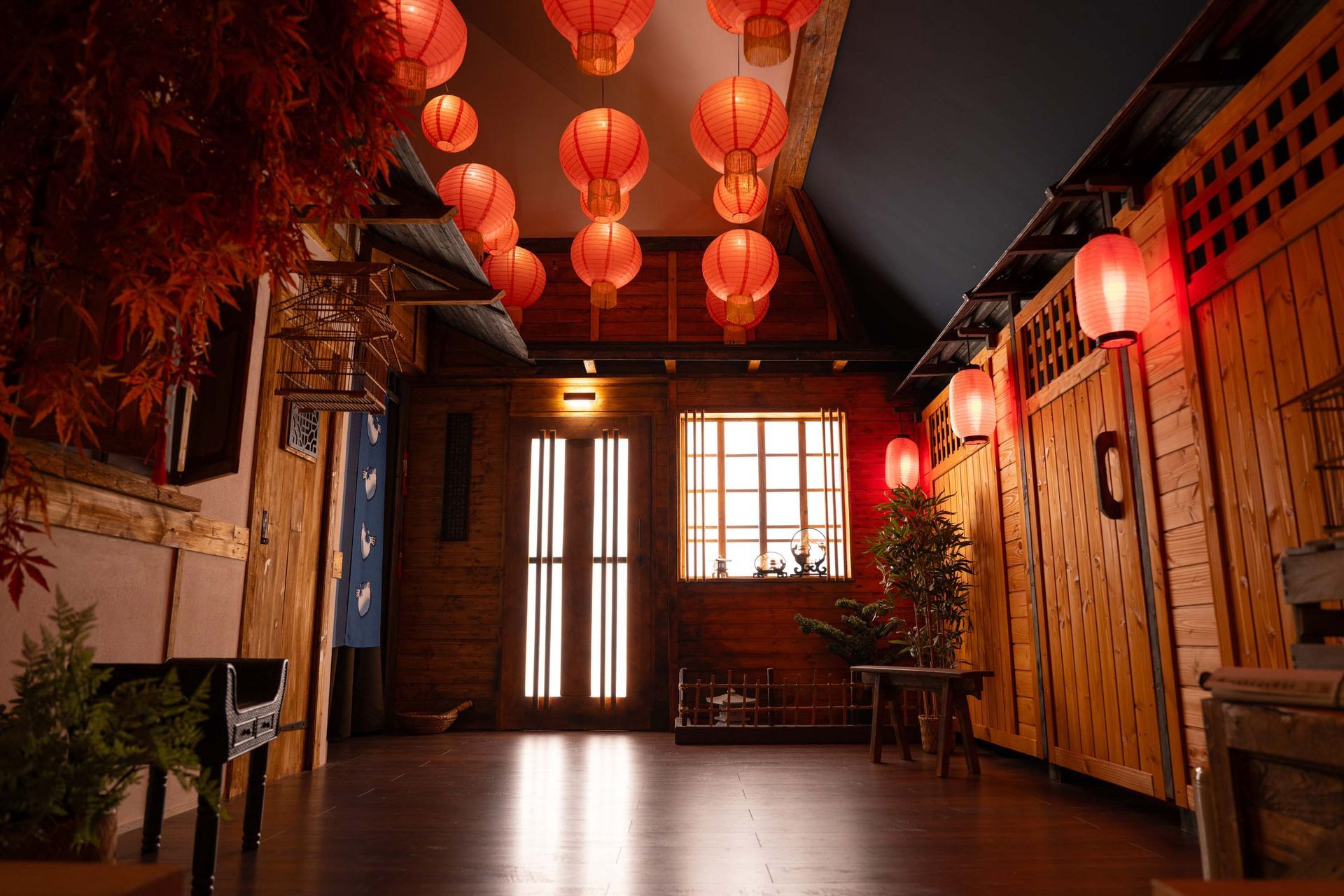 Chinesische Gasse mit vielen roten Laternen, Holztüren und traditioneller asiatischer Architektur