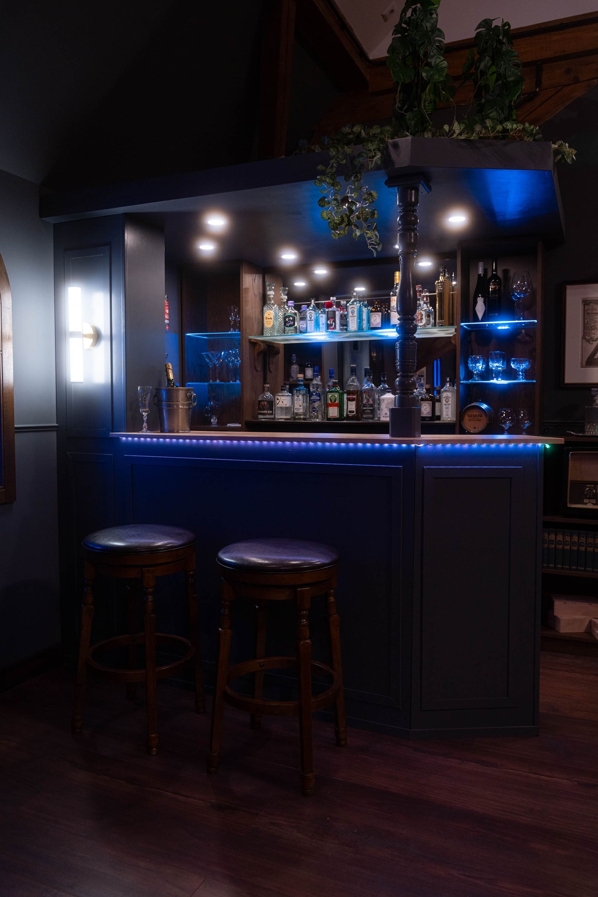 Bar-Bereich mit blauer Beleuchtung und Barhockern