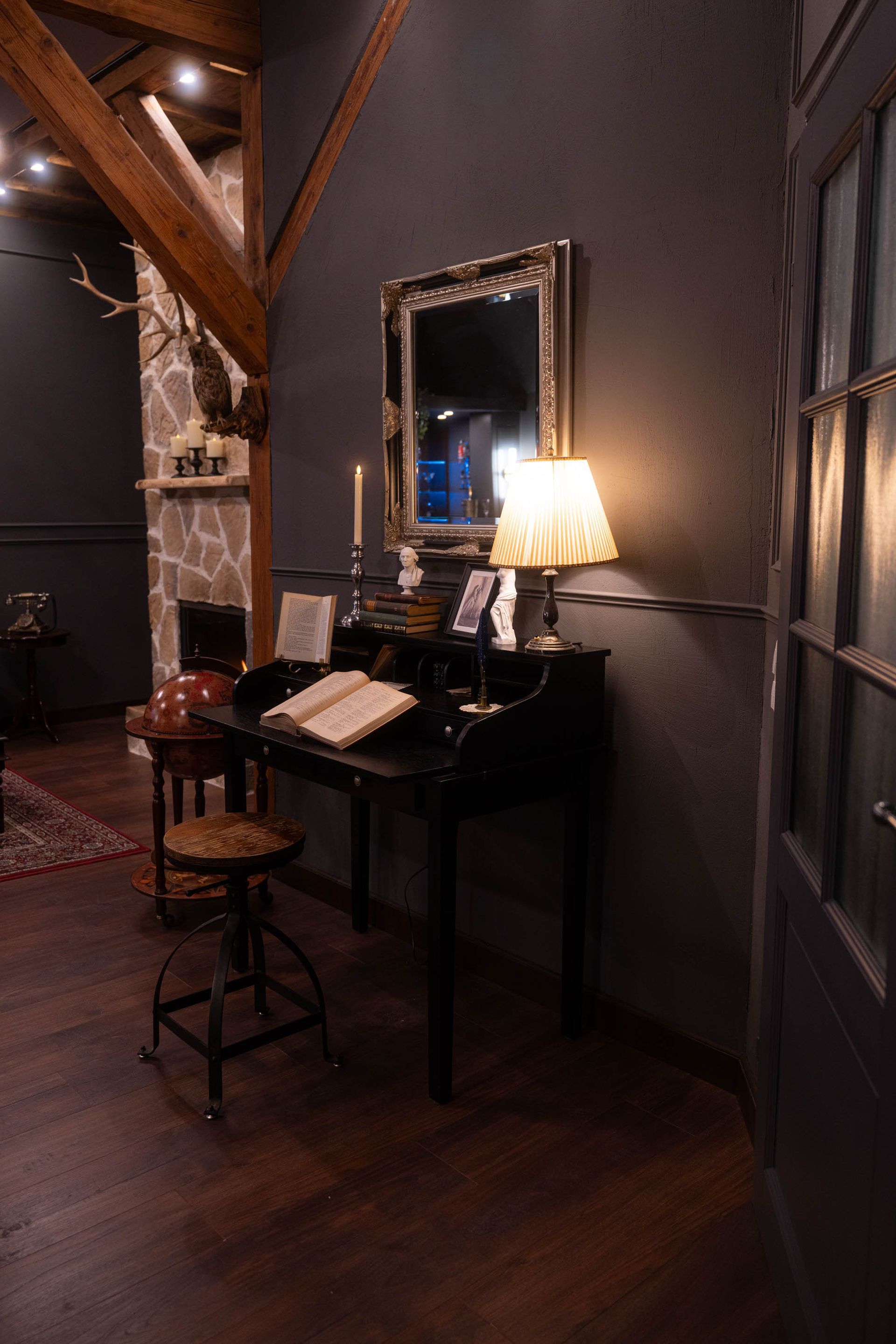 Klassischer Schreibtisch mit Lampe und großem Spiegel