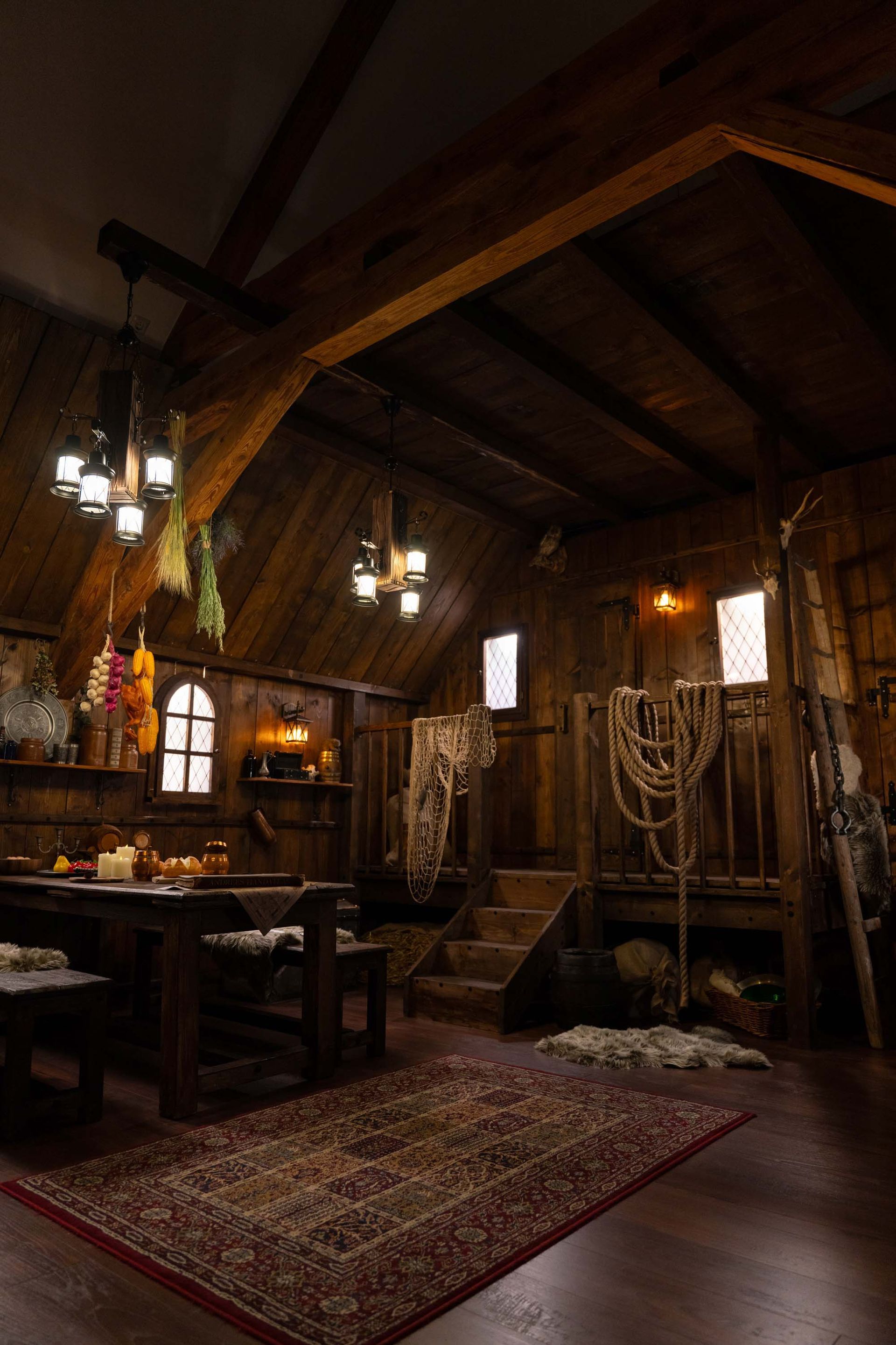 Gemütliche Ecke mit Truhe, Fellen und Seilen in der Taverne