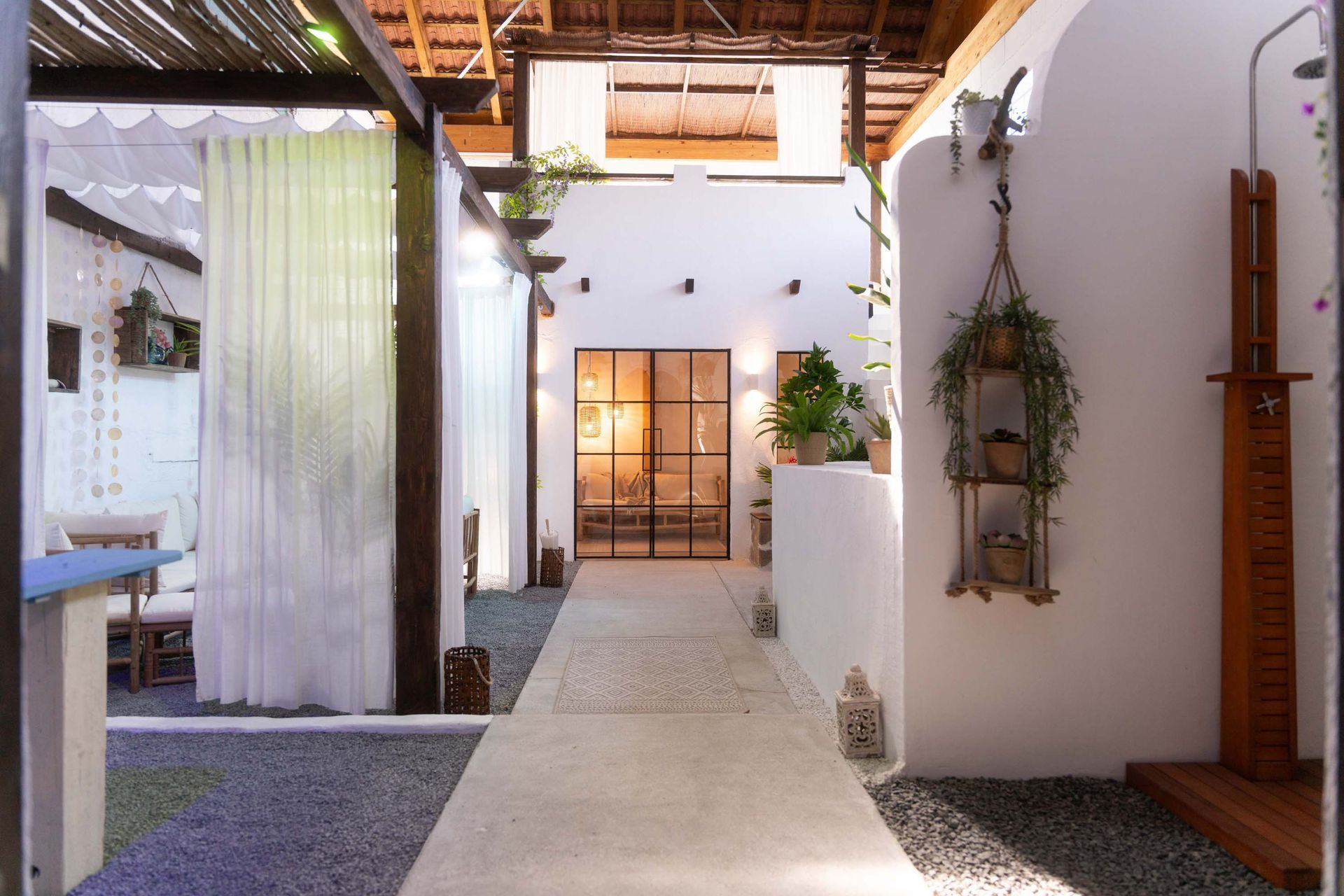 Mietstudio STUDIO 4 - Mediterranes Holiday Resort - Blick auf Poolhaus, Pool, Sitz-Lounge im Querformat fern