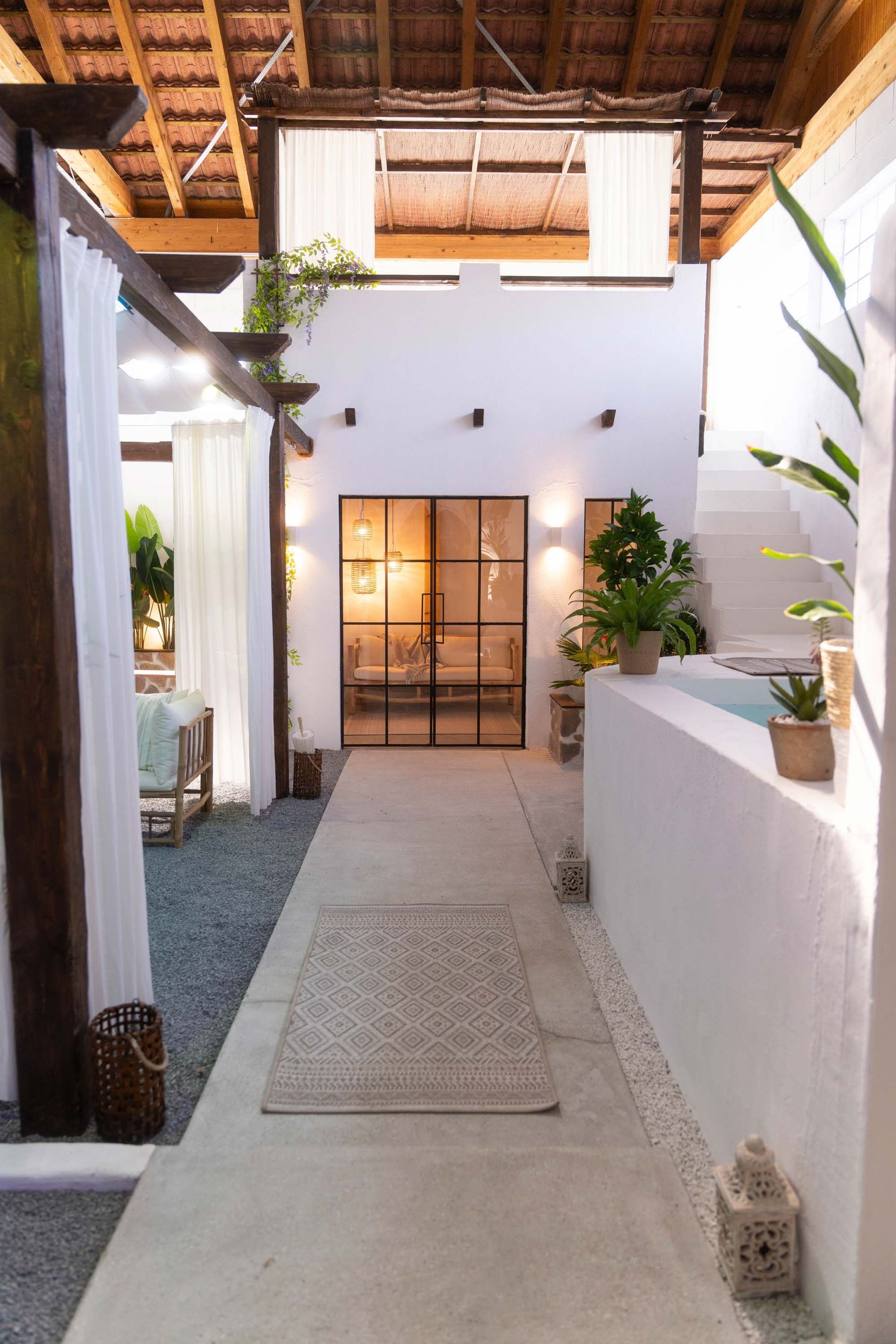 Mietstudio STUDIO 4 - Mediterranes Holiday Resort - Blick auf Poolhaus, Pool, Sitz-Lounge im Hochformat