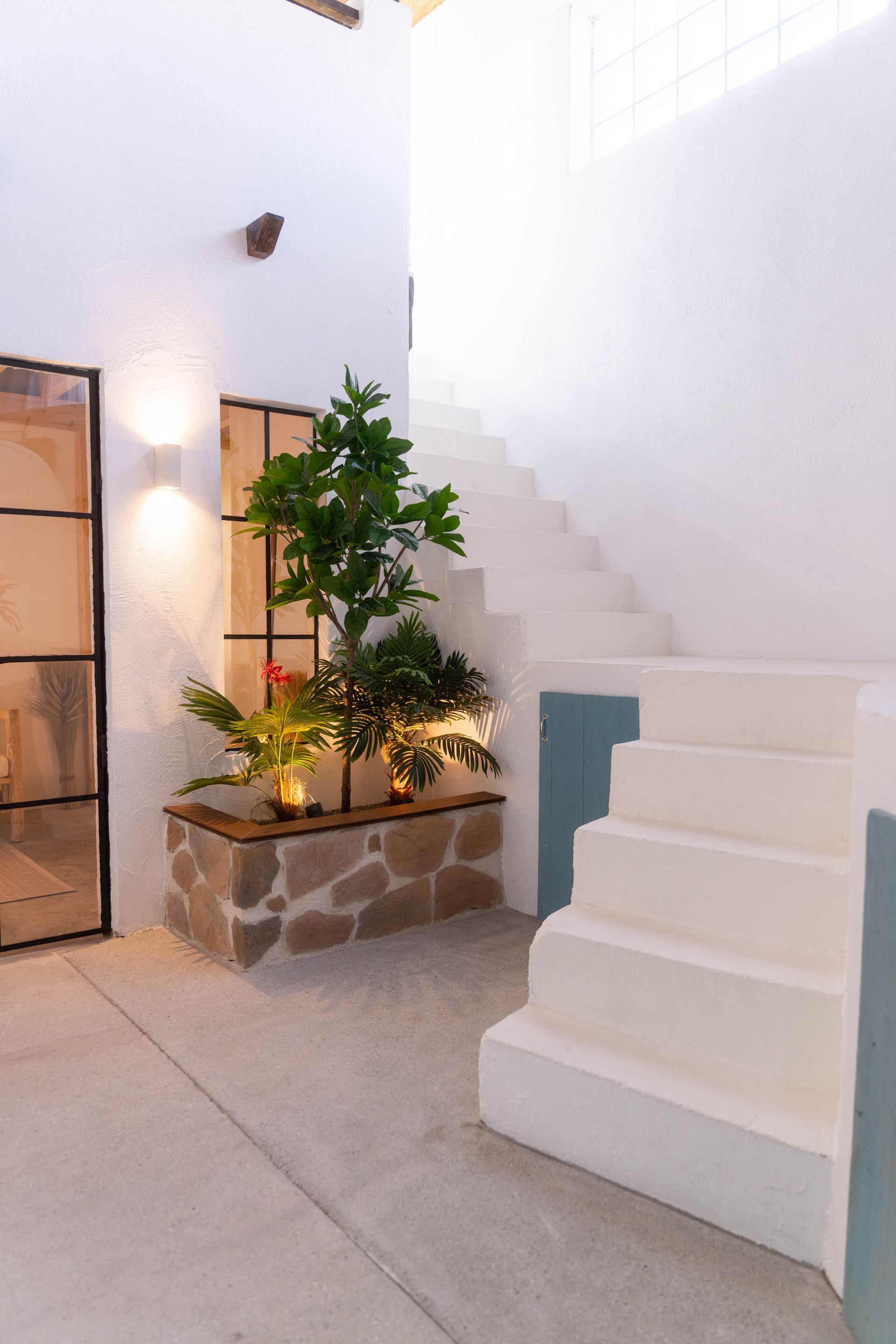 Weiße Treppe mit großen Pflanzen und modernem Design