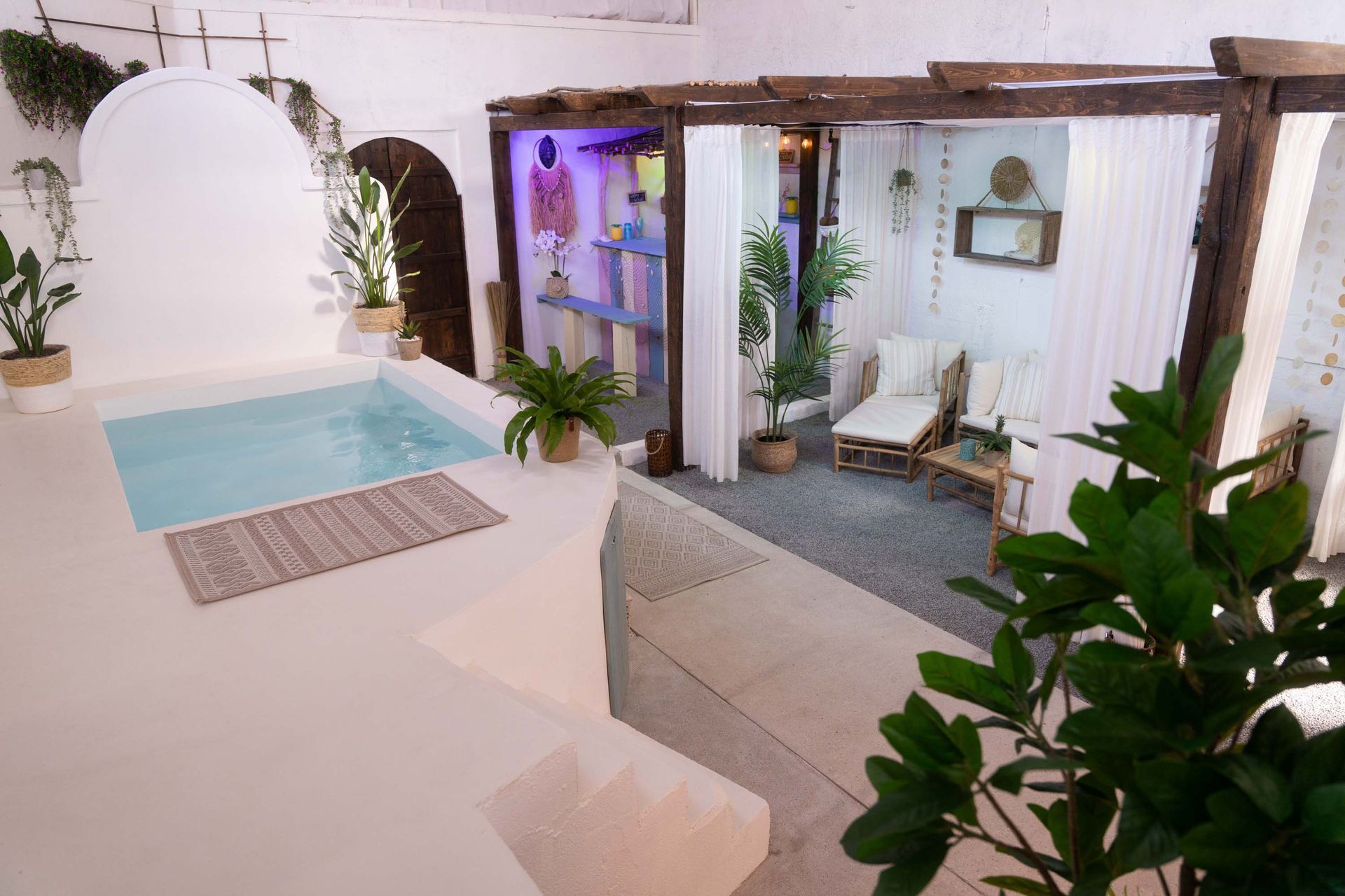 Mietstudio STUDIO 4 - Mediterranes Holiday Resort - Blick auf Pool und Bar mit Pfanzen und Treppe