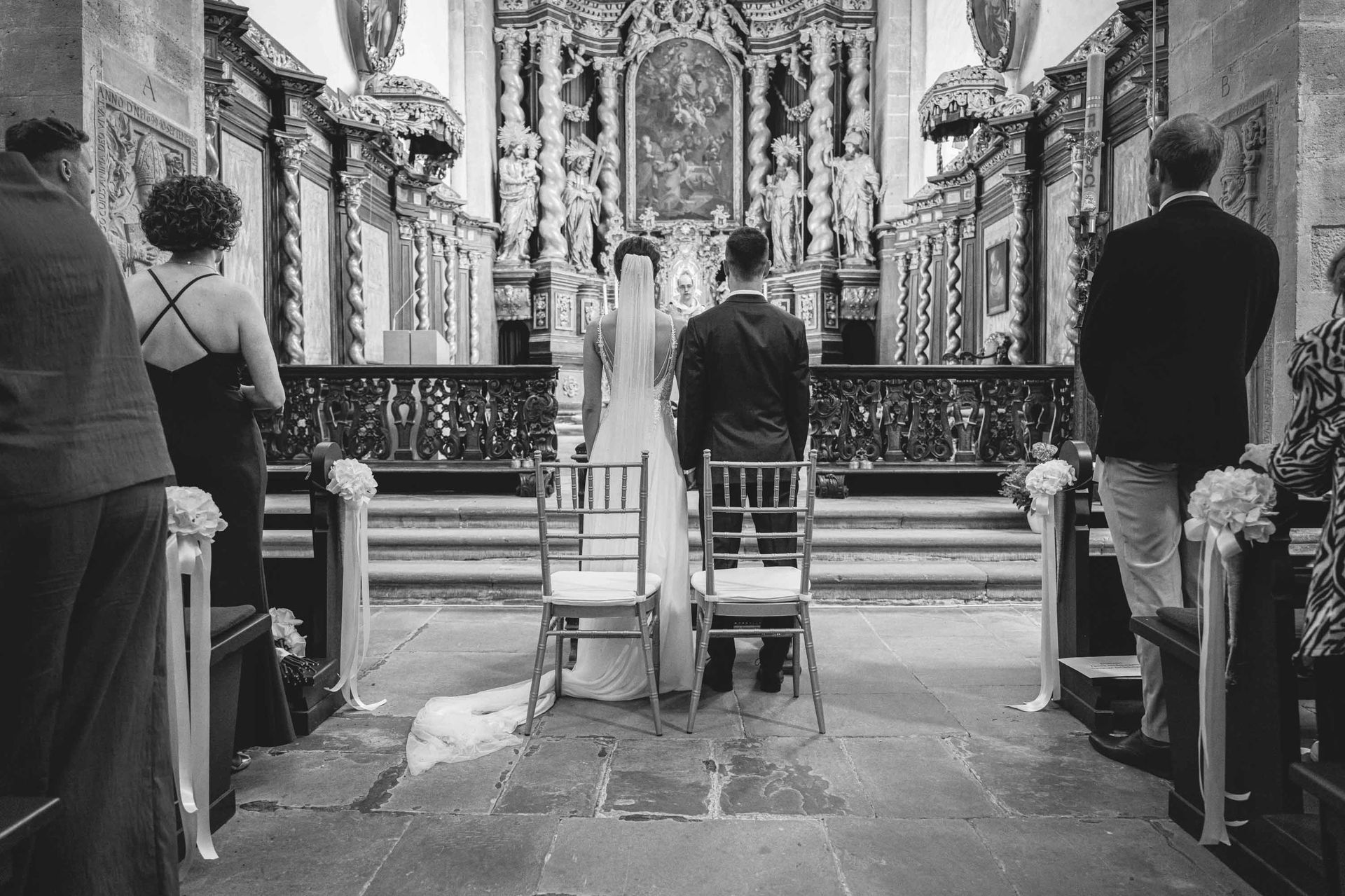 Schwarz-weiß Foto Klosterkirche im Kloster Bronnbach kirchliche Trauung, Brautpaar steht vor dem Altar.