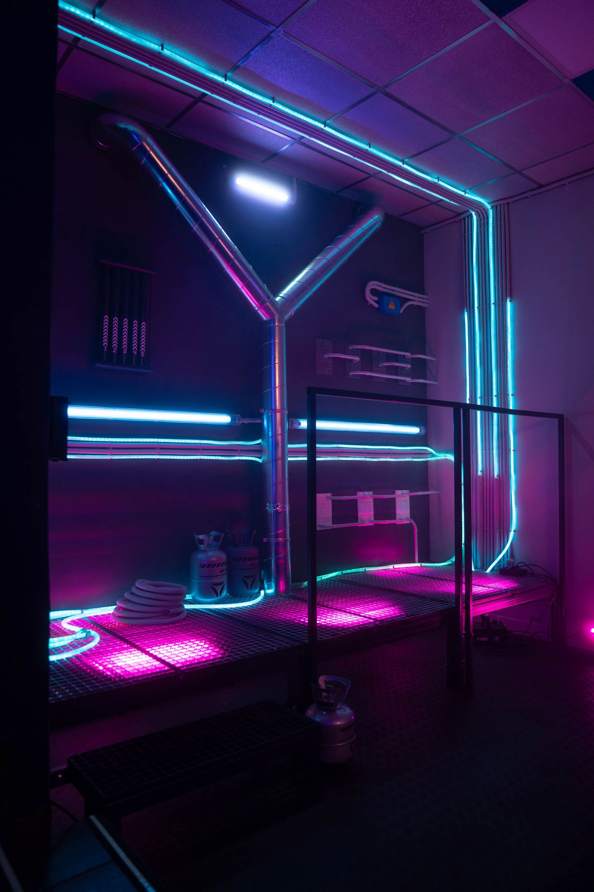 Neonbeleuchtetes Raumschiff-Corridor mit Y-förmigem Lichtdesign in lila und pinken RGB-Farben