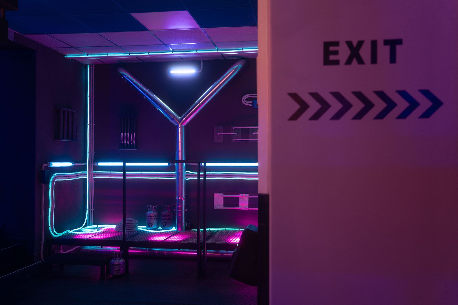 Detailaufnahme eines Sci-Fi-Gangs mit leuchtenden blauen Neonstreifen und futuristischen Türen