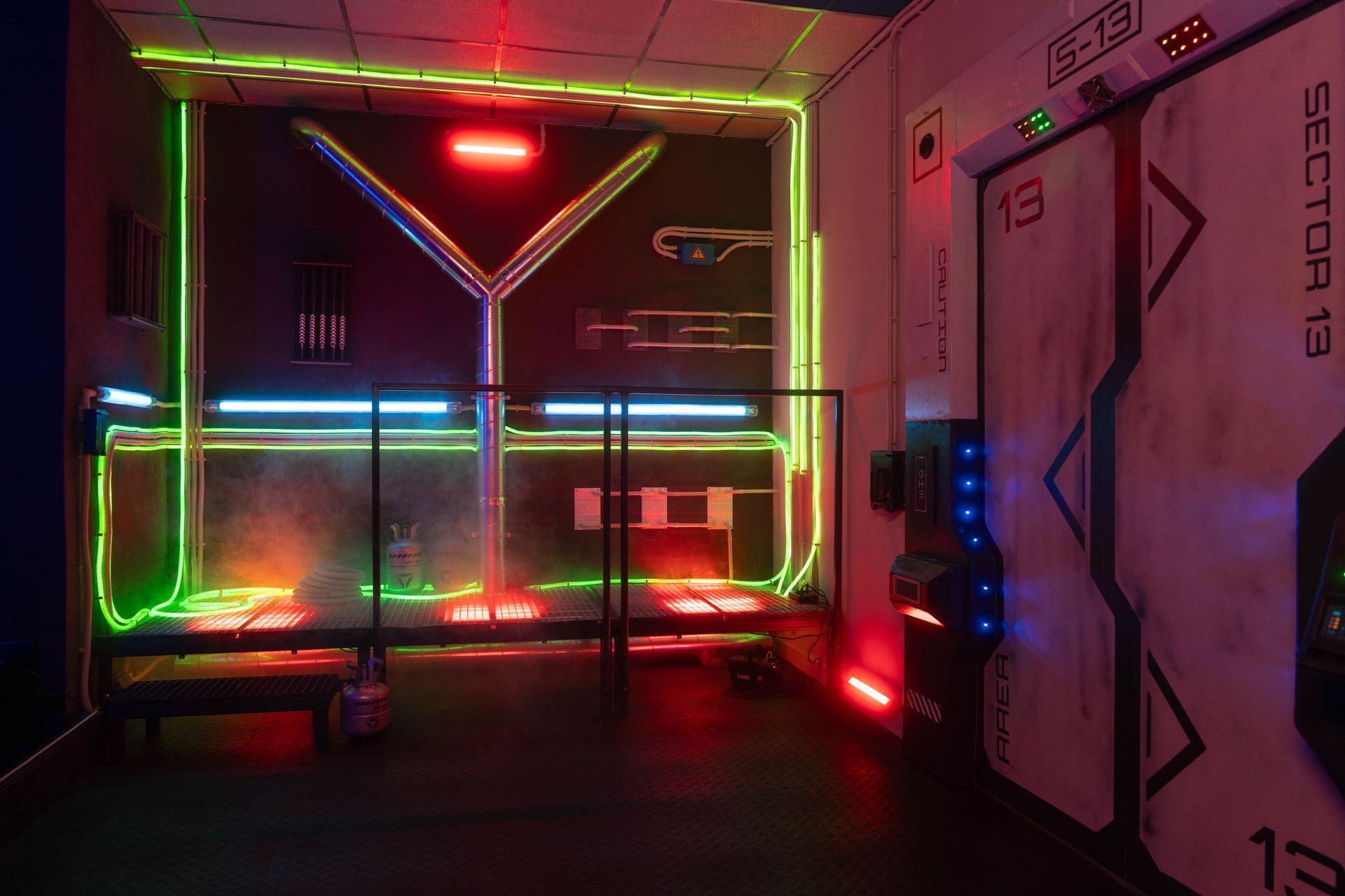 Raumschiff-Interieur mit leuchtend roten und orangenen Neon-Paneelen