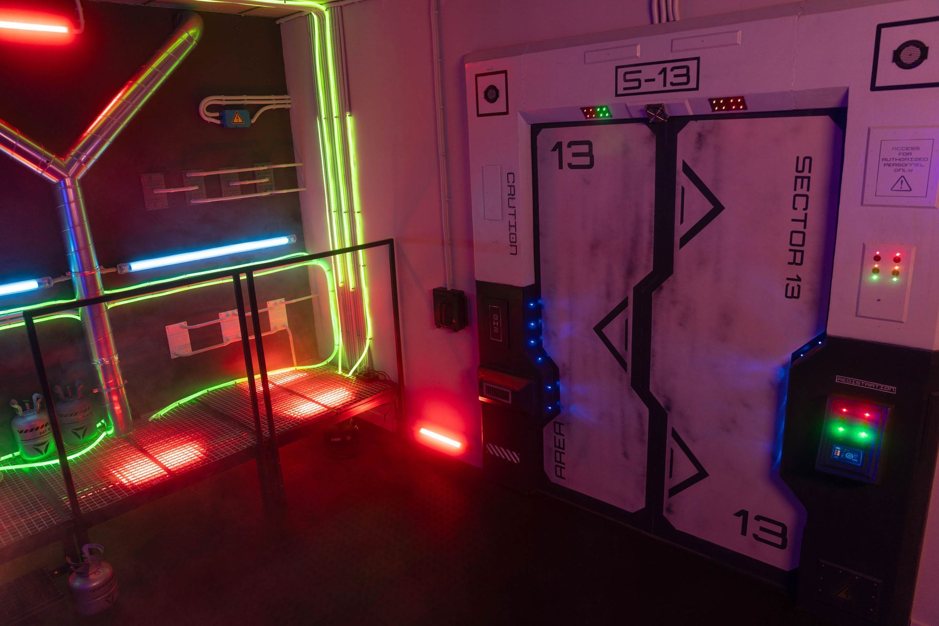Futuristisches Set mit roten und gelben Neonlichtern in variabler RGB-Technik