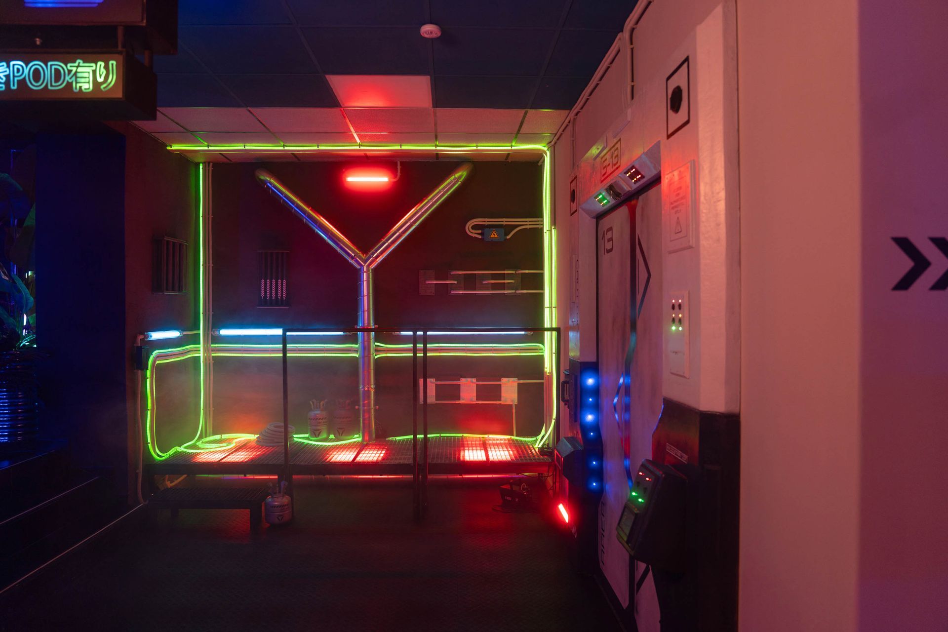 Space Ship mit Lichtschleuchen in gelb und Unterbodenbeleuchtung in rot zusammen mit dem Space Door frontal