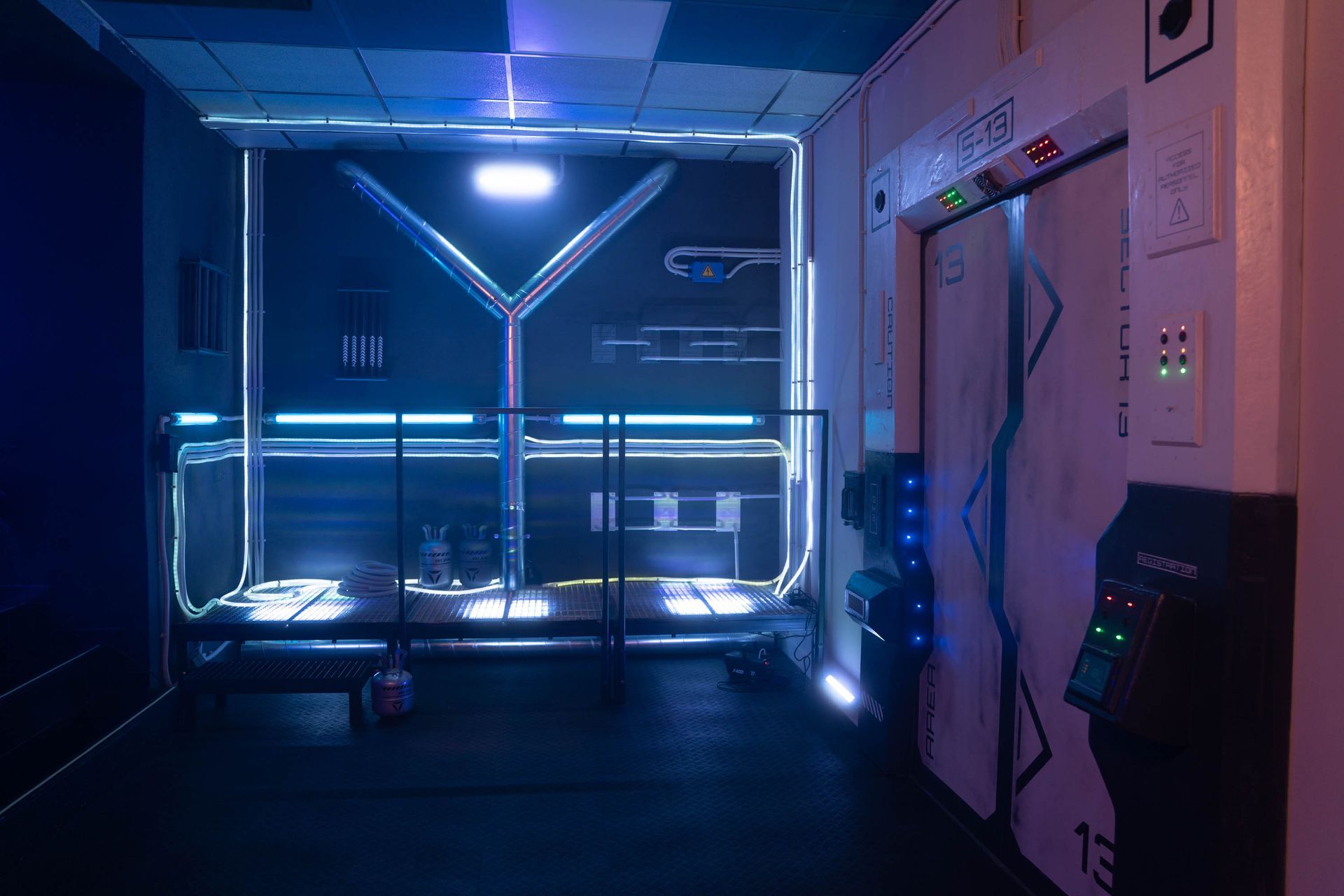 Raumschiff-Korridor mit kühler blauer RGB-Beleuchtung und geometrischen Lichtmustern