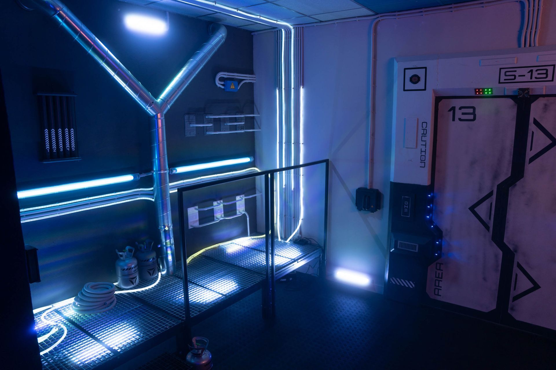 Dramatisches Sci-Fi-Set in Blau und Lila mit leuchtenden Paneelen und Metallgeländer