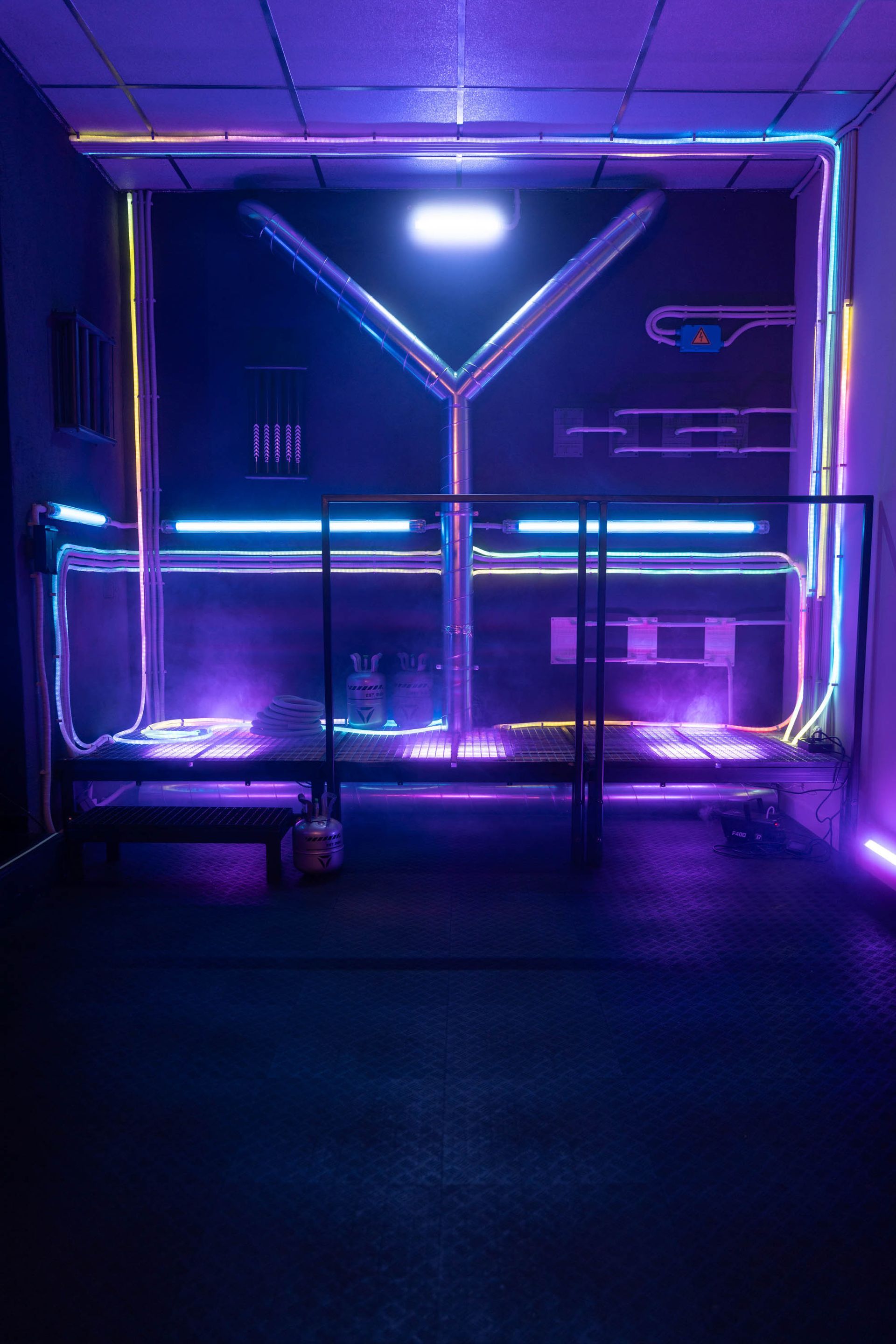 Purpur und blaue RGB-Beleuchtung im futuristischen Raumschiff-Corridor mit Metallgittern