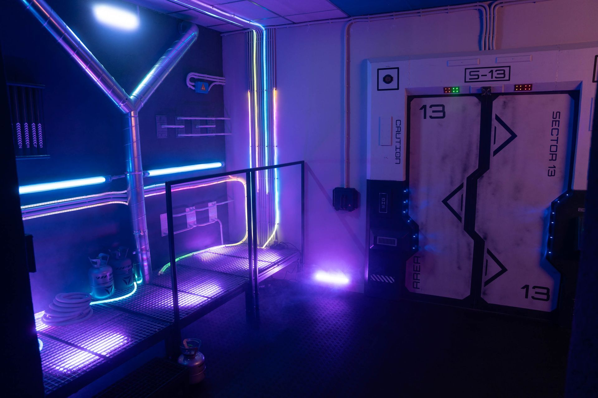 Raumschiff-Interieur mit violetter RGB-Beleuchtung und futuristischer Türgestaltung