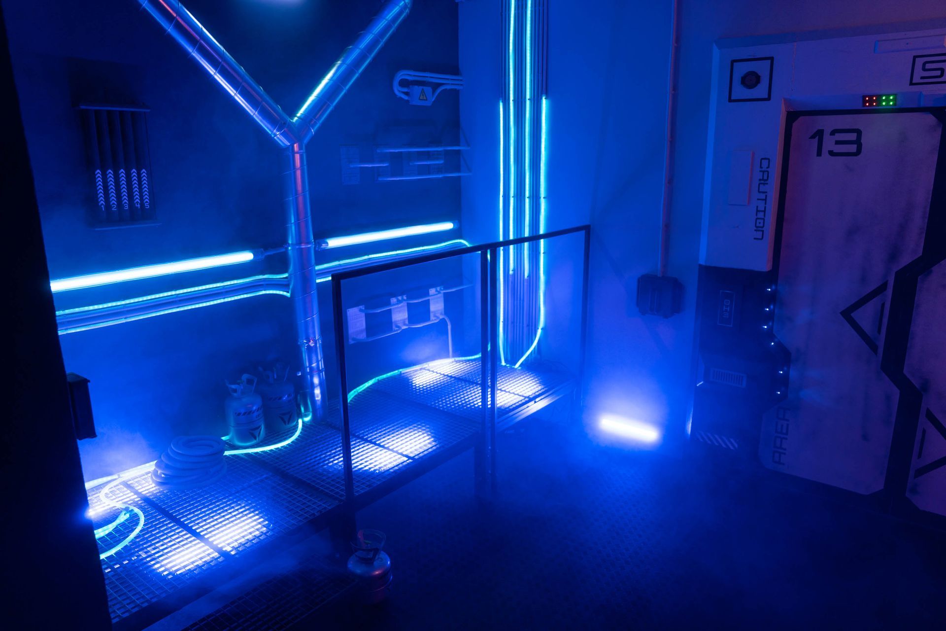 Raumschiff-Set in intensivem Blau und Lila mit Y-förmiger Neonbeleuchtung