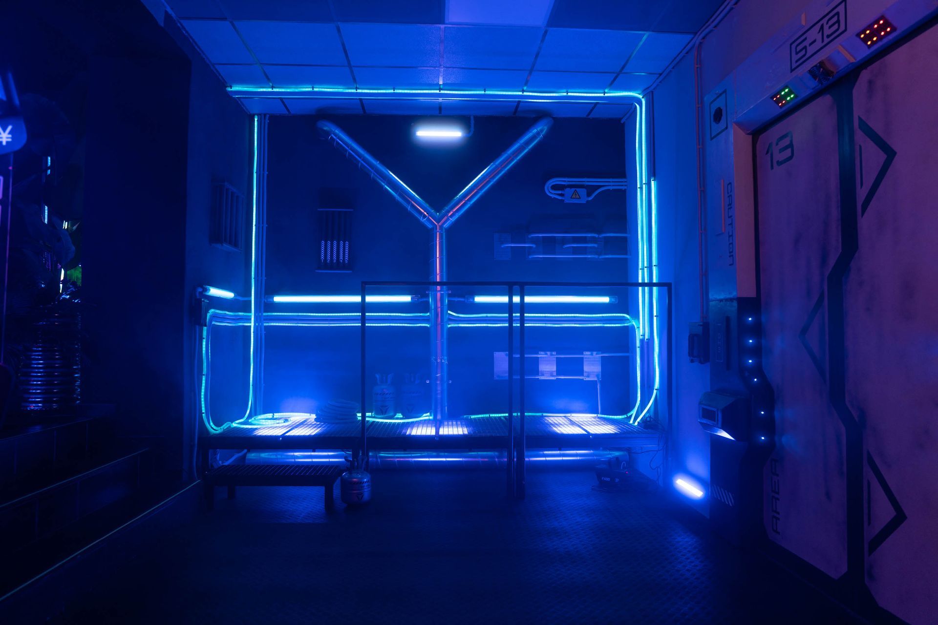 Dunkles Sci-Fi-Interieur mit leuchtend blauen Neonlinien und Tür mit Pfeil-Symbol
