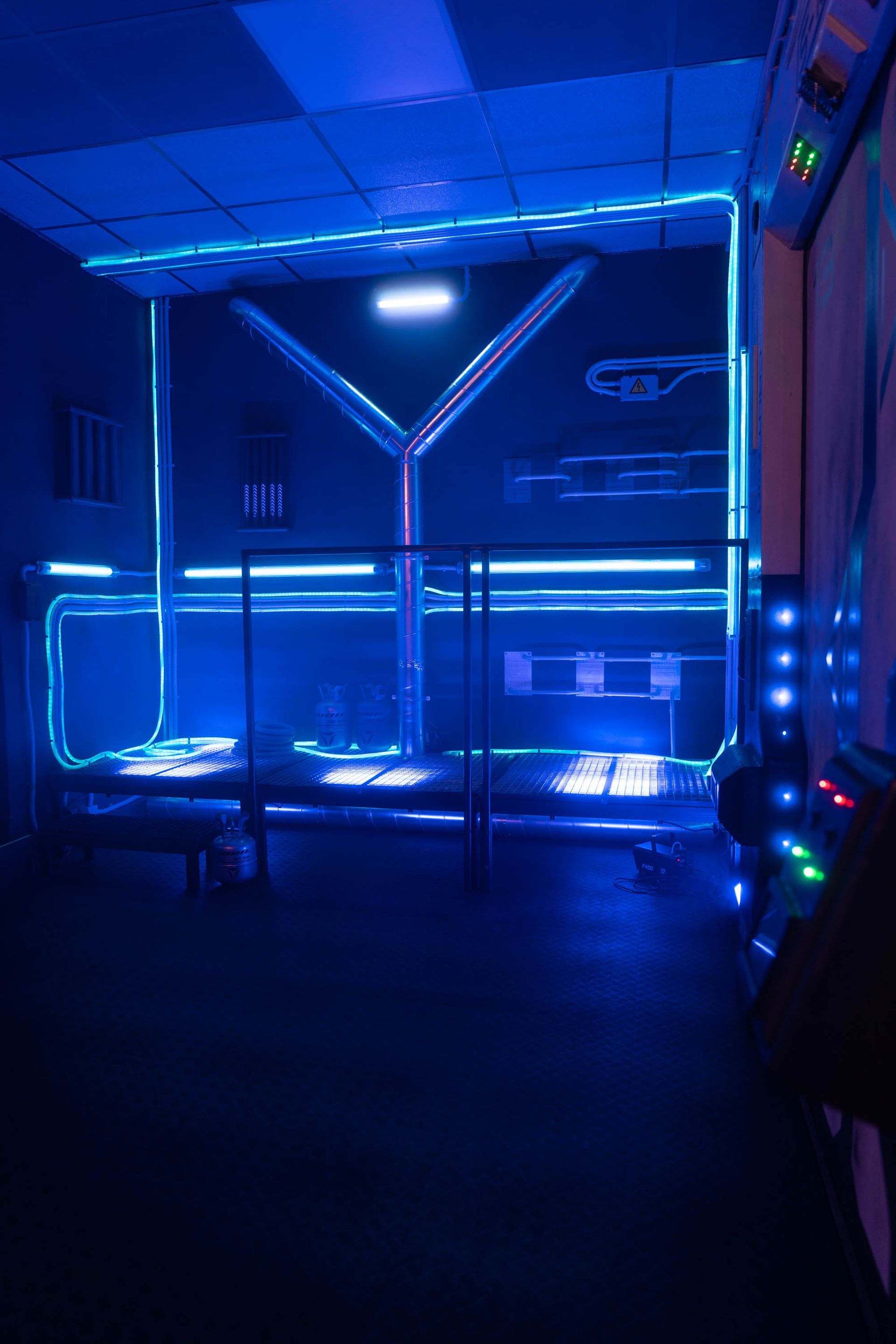 Space Ship mit Lichtschleuchen in blau und Unterbodenbeleuchtung in blau