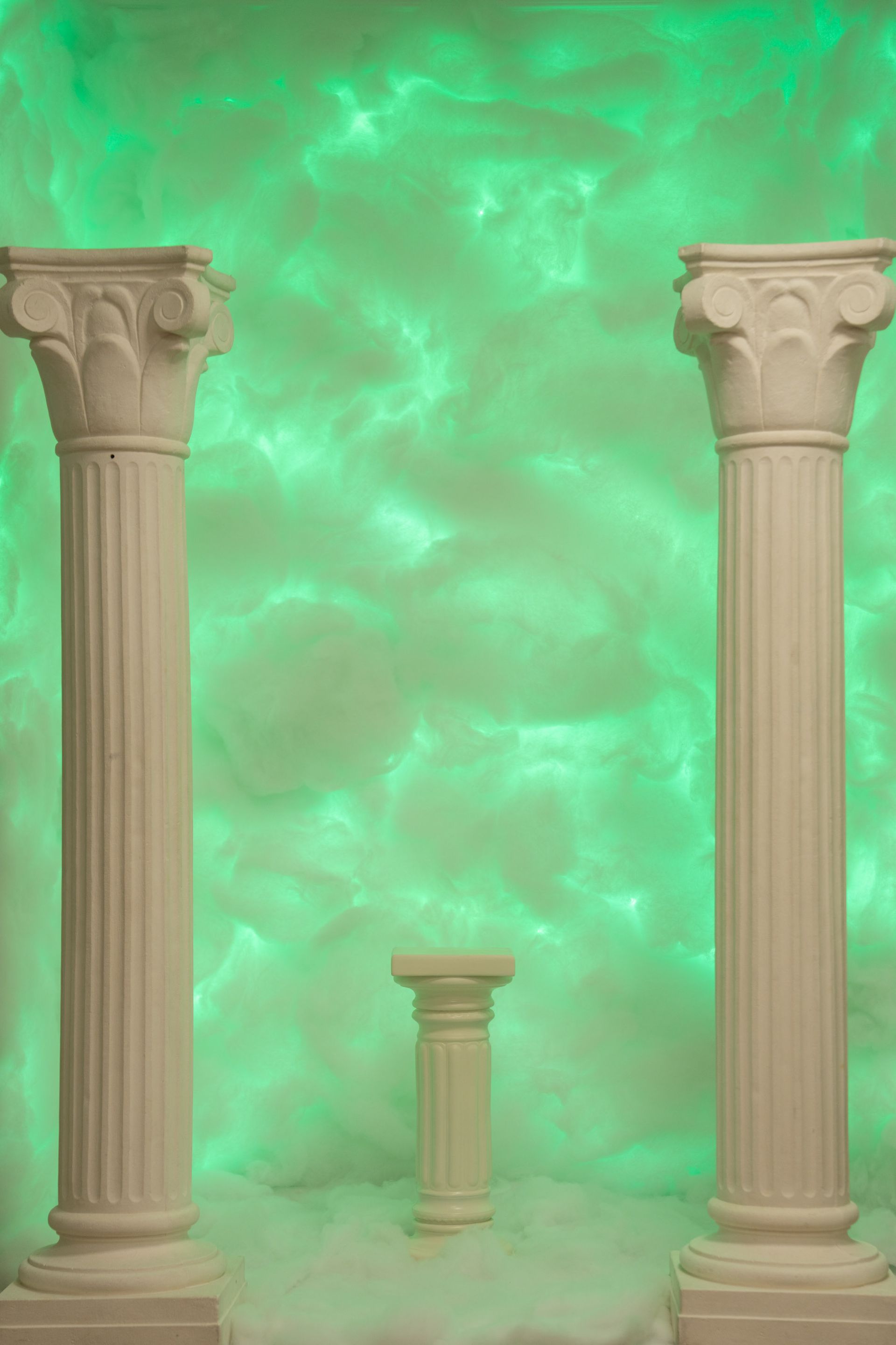 Mietstudio Wolkenwand in grün mit Säulen Studio zum mieten für Cosplay Fotografie.