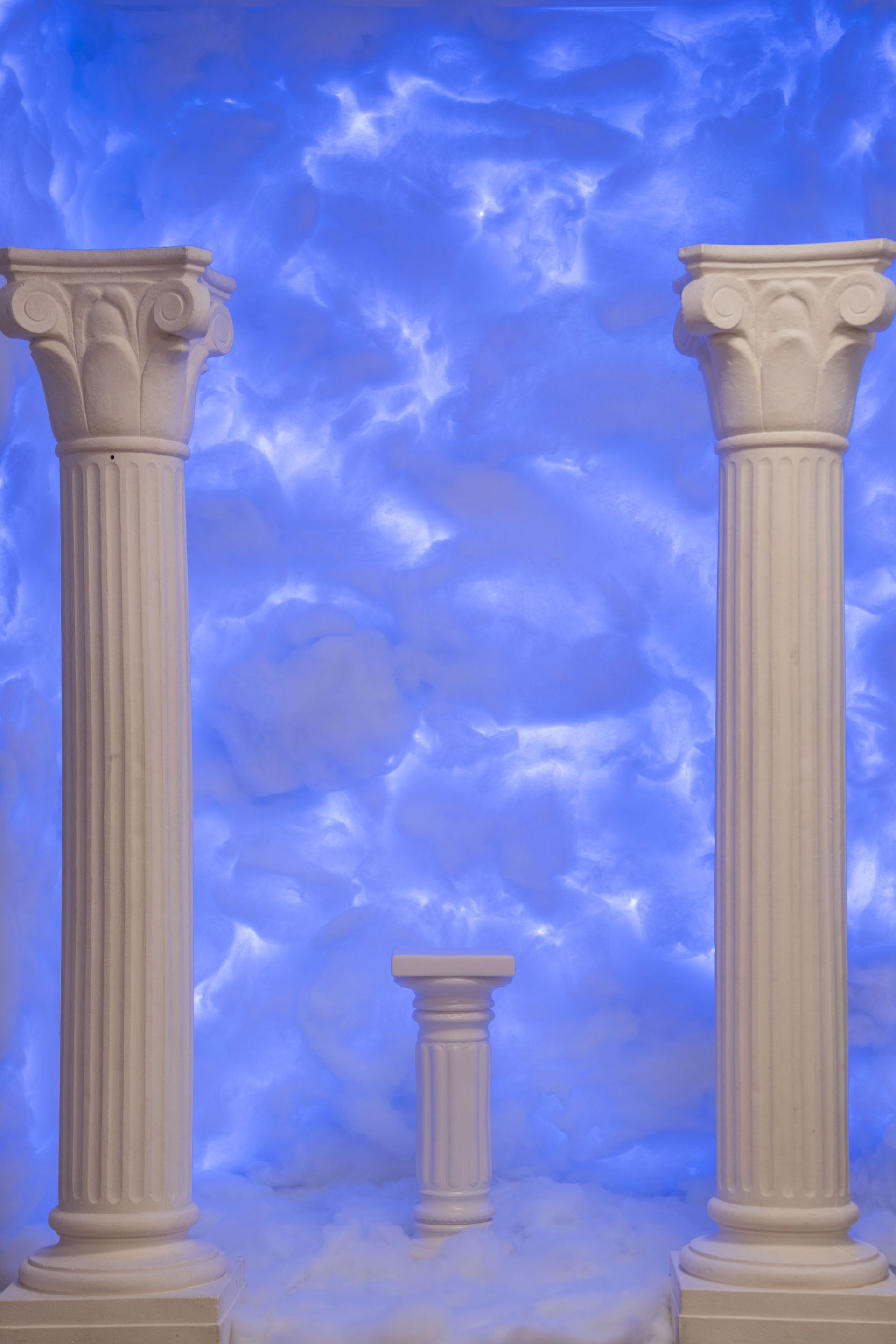 Mietstudio Wolkenwand in dunkelblau mit Säulen Studio zum mieten für Cosplay Fotografie.