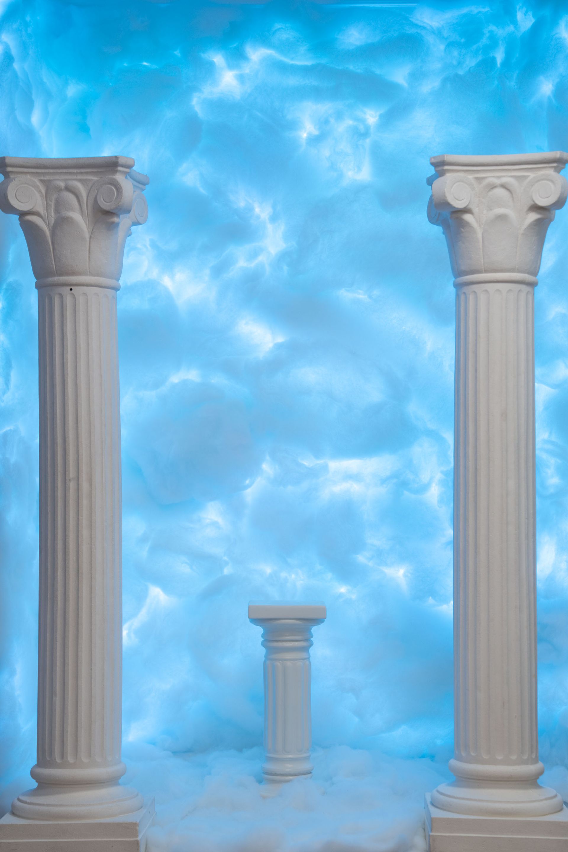 Mietstudio Wolkenwand in blau mit Säulen Studio zum mieten für Cosplay Fotografie.