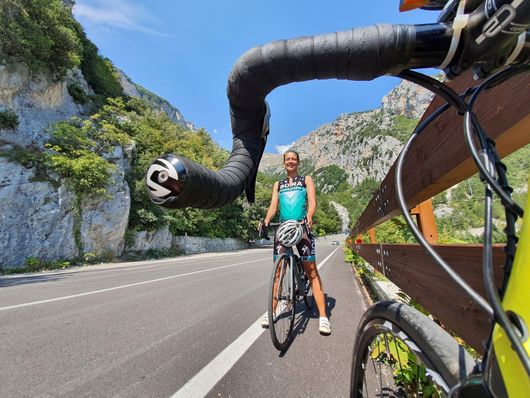 Außergewöhnliche-Tour-in-die-Berge-oberhalb-von-Carrara-und-Massa-Geniale-Auffahrten-lockere-Steigungen-Immer-der-Blick-auf-das Meer-Hoeher-und-hoeher-geht-es-Kurve-um-Kurve-bis-zur-Passhoehe-am-Vestito-Oben-kannst-Du-stolz-auf-Dich-sein