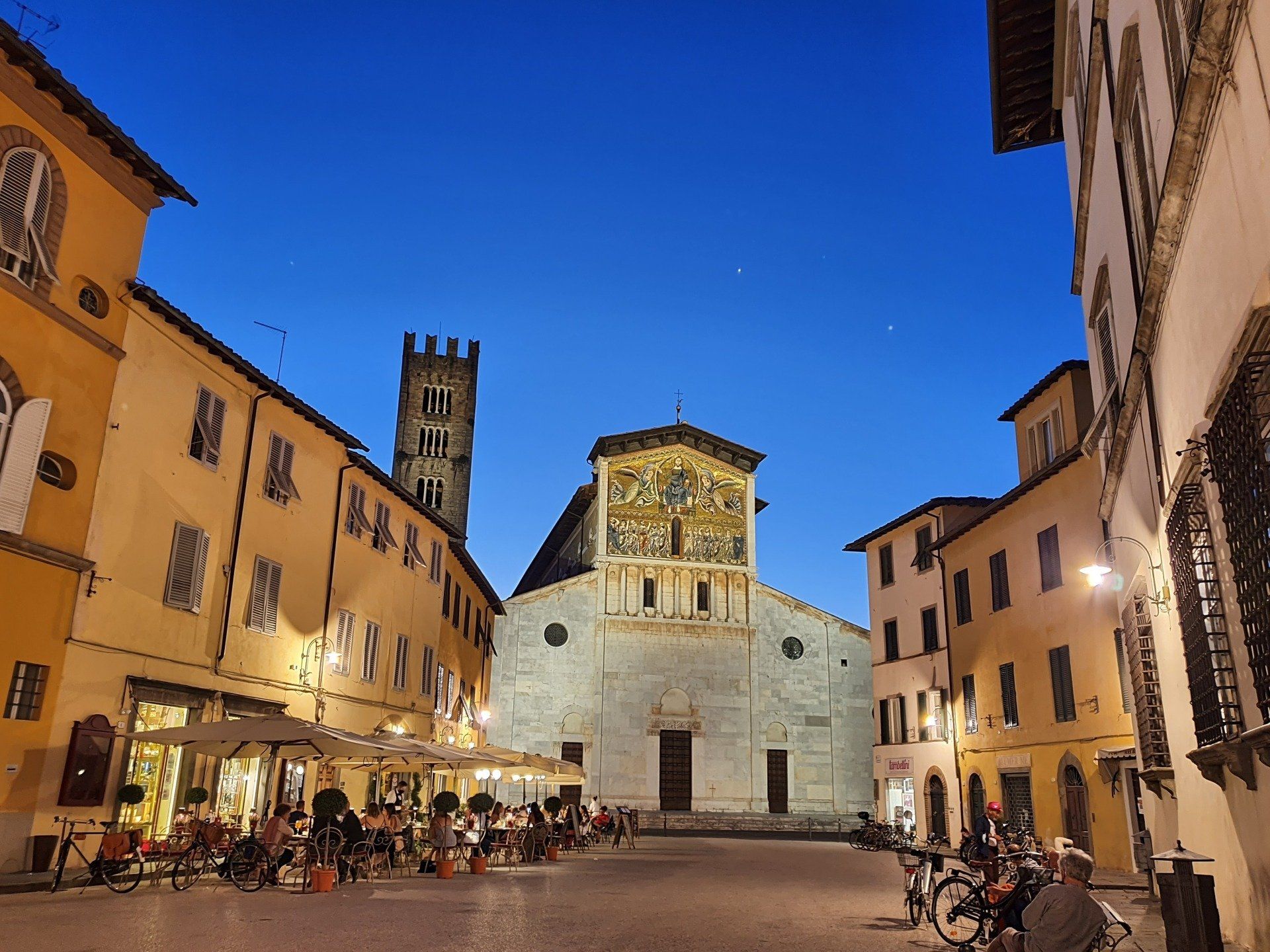 Hier-kannst-Du-Deine-Abende-verbringen-Rotwein-auf-der-Piazza-Geschäfte-Entspannung-nach-den-Radtouren-viel-italienisches-Lebensgefühl