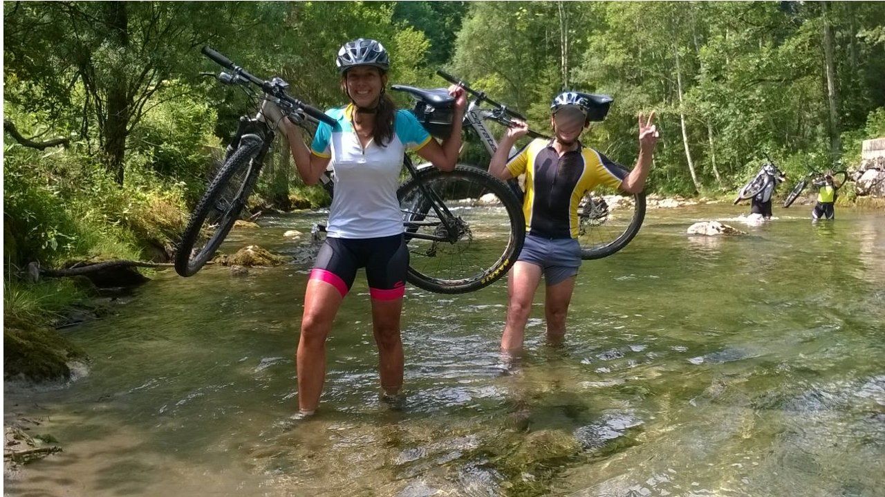 Outdoorrosenheim-Flussdurchquerung-MTB-tragen