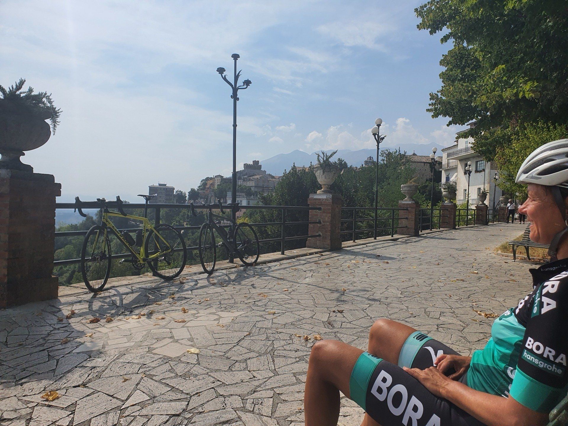 Outdoorrosenheim-Guide-Susanne-begleitet-Dich-und-Deine-Freundinnen-auf-den-vielen-Strassen-durch-Wälder-und-abgelegenen-Dörfer-Kein-Autoverkehr-Spielerisch-verbesserst-Du-Deine-Fitness-Der-Spaß-in-der-Gruppe-ist-garantiert-Kleine-Gruppen-Individuelle-Betreung-Intensives-Raderlebnis-max-10-Teilnehmerinnen