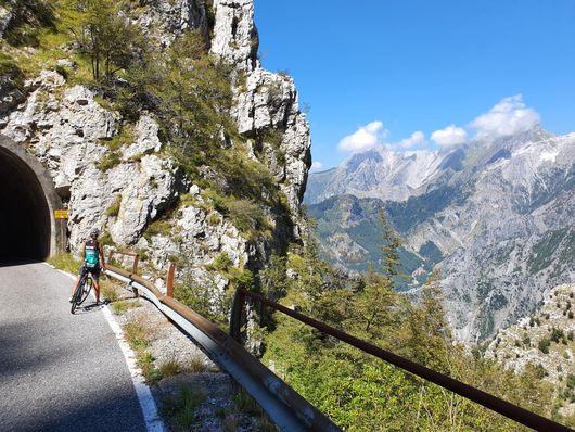 Rennradtour-vom-Meer-bis-in-die Berge-traumhafte-Ausblicke-lange-gleichmässige-Anstiege-Kurve-um-Kurve-nach-oben-Jeder-Tritt-bringt-Dich dem Pass-näher