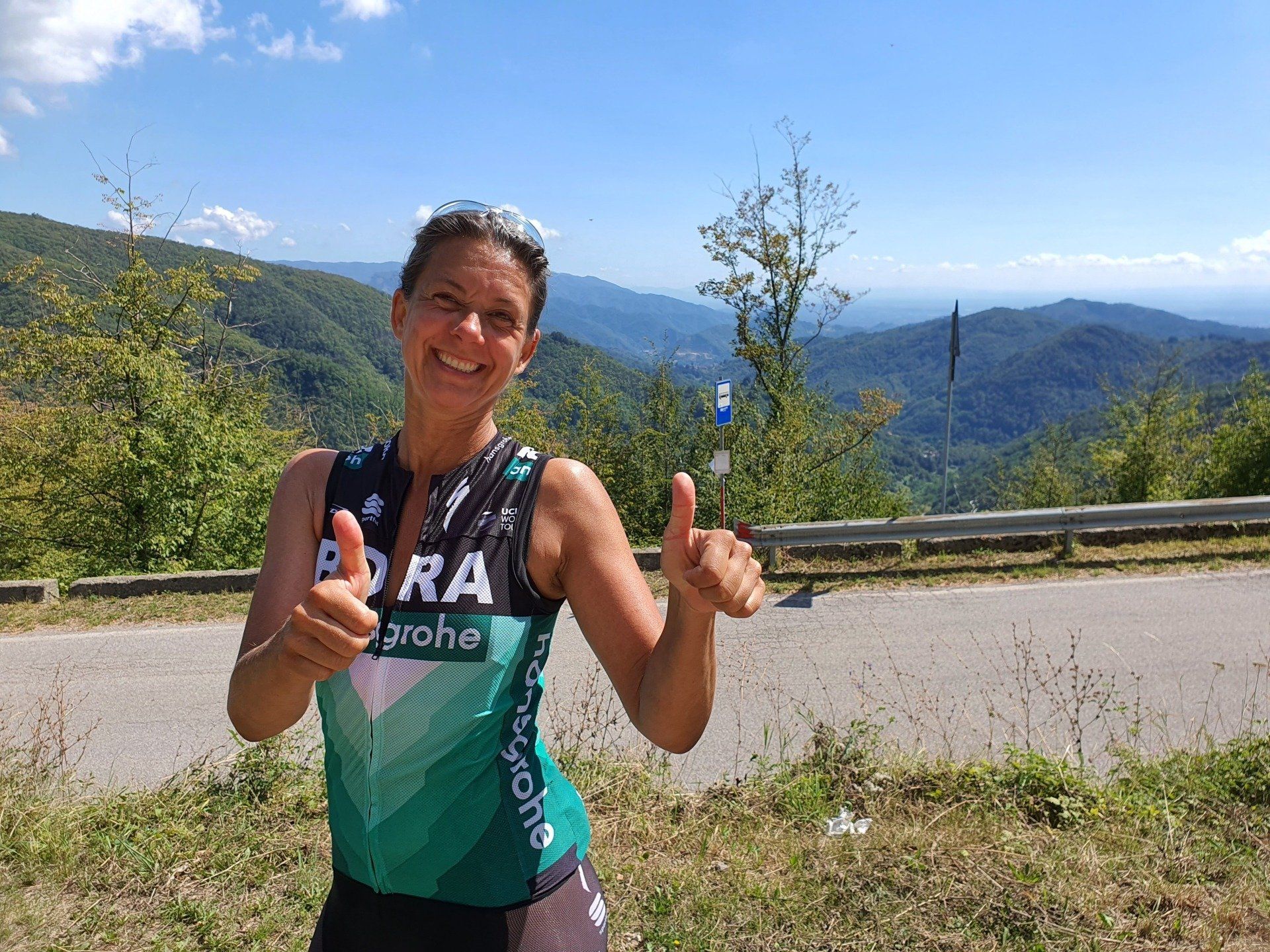 Outdoorrosenheim-Guide-Susanne-auf-einer-Bergstrasse-zum-Passo-Vestito-Women-only-Verbessere-Deine-Fitness-genieße-die außergewöhnlichen-Bergstrecken-hab-Spaß-in-der-Gruppe-Erobere-die-Berge-Kleine-Gruppen-Individuelle-Betreung-Intensives-Raderlebnis