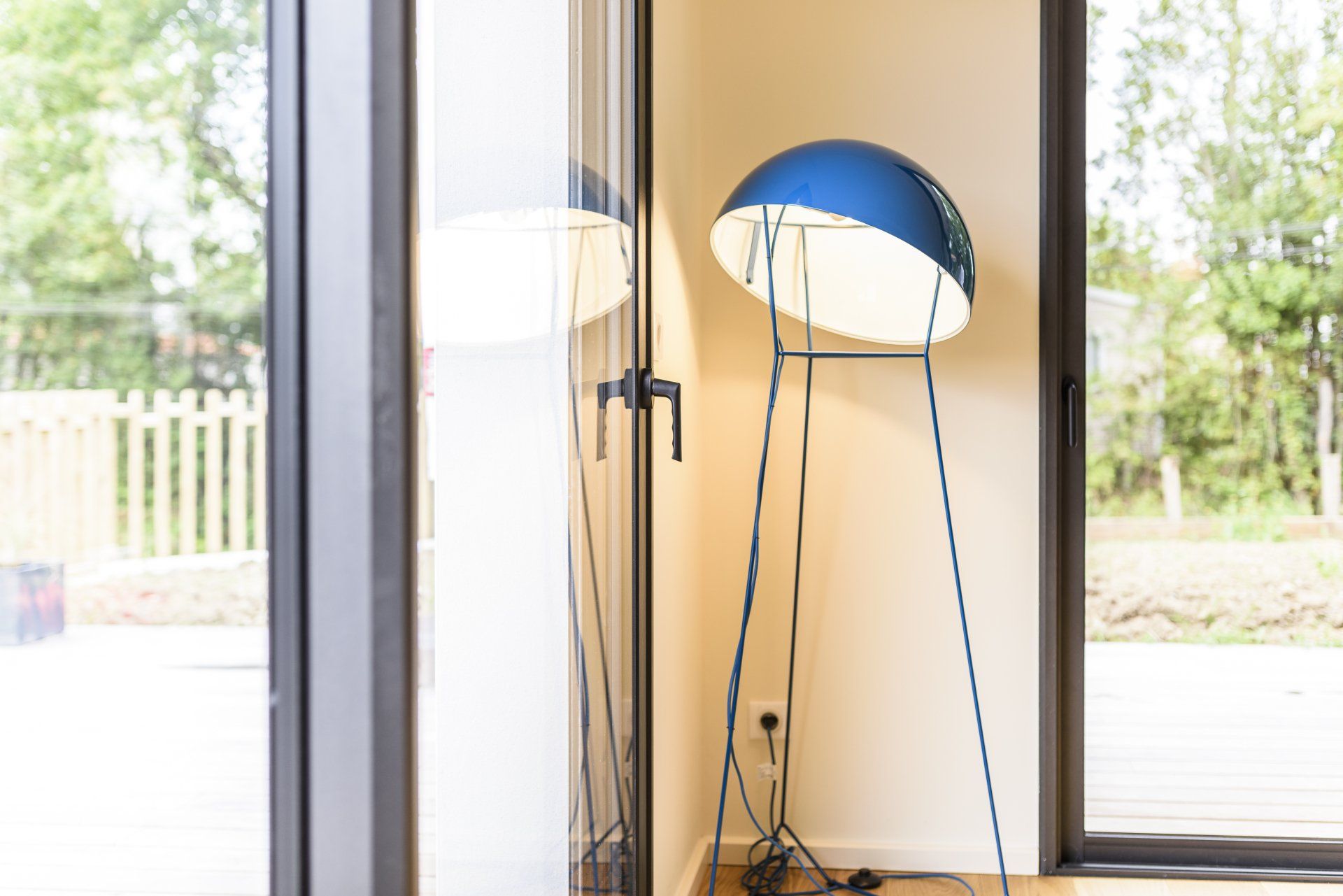 lampadaire bleu électrique