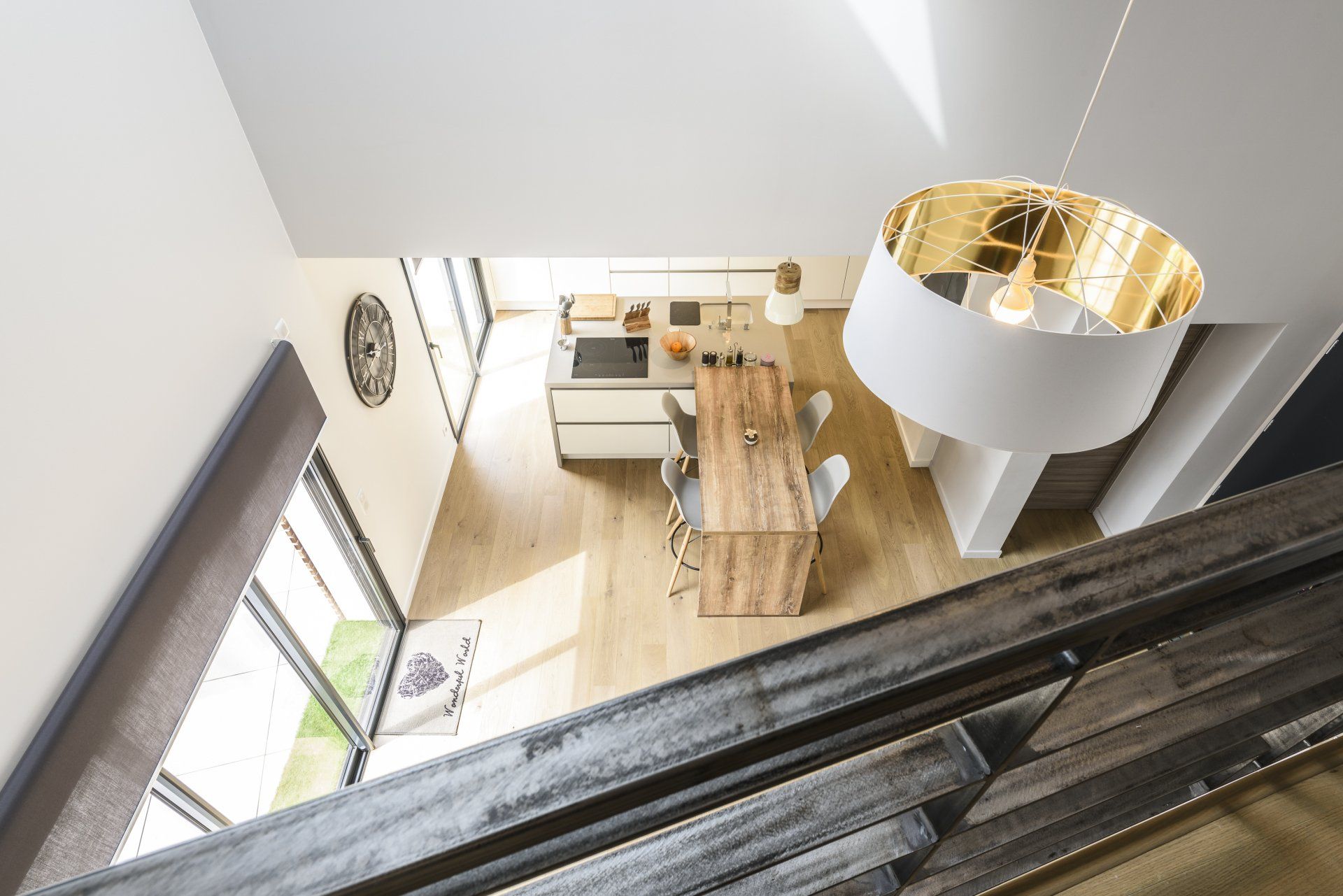 cage escalier vide sur séjour cuisine