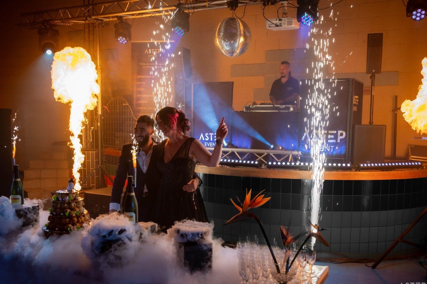 Animation DJ pour un mariage avec éclairage, étincelles froides et machines à flamme
